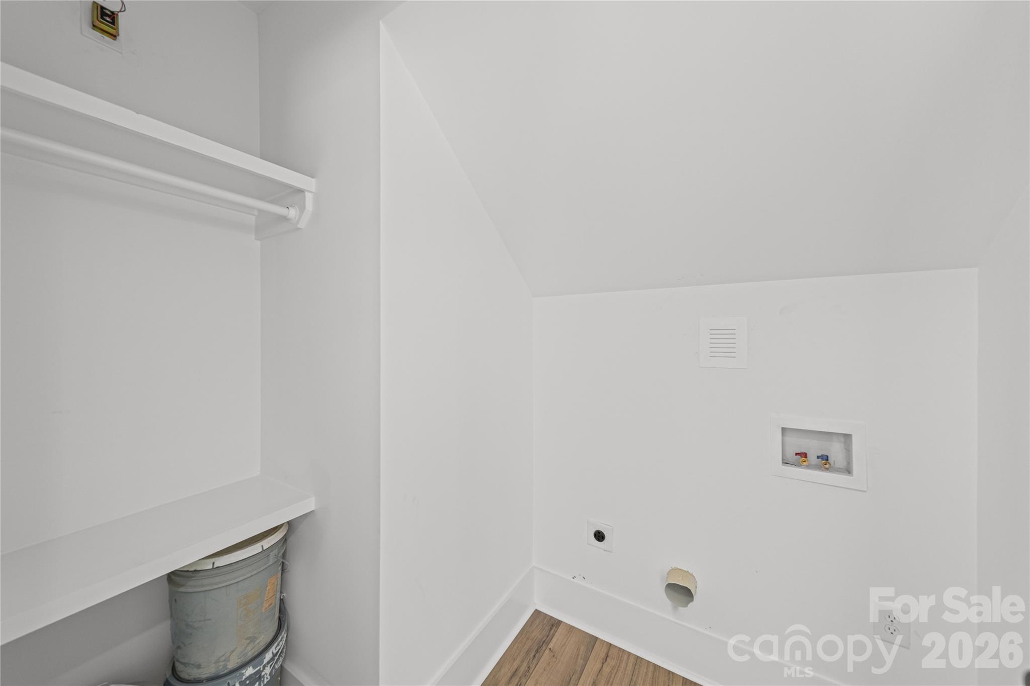 906 Dewey Street Property Photo 8