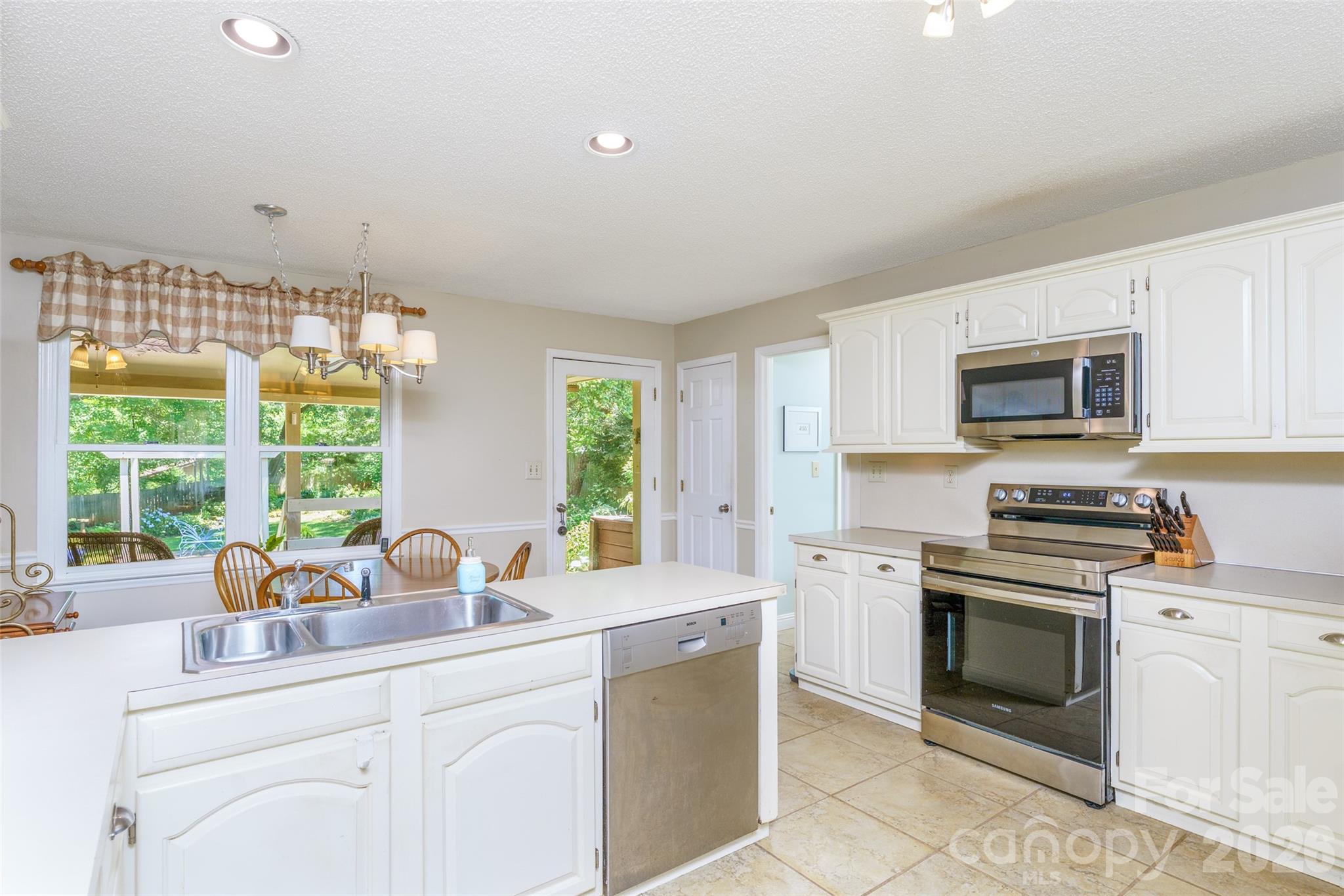7029 Forest Hills Drive Property Photo 6