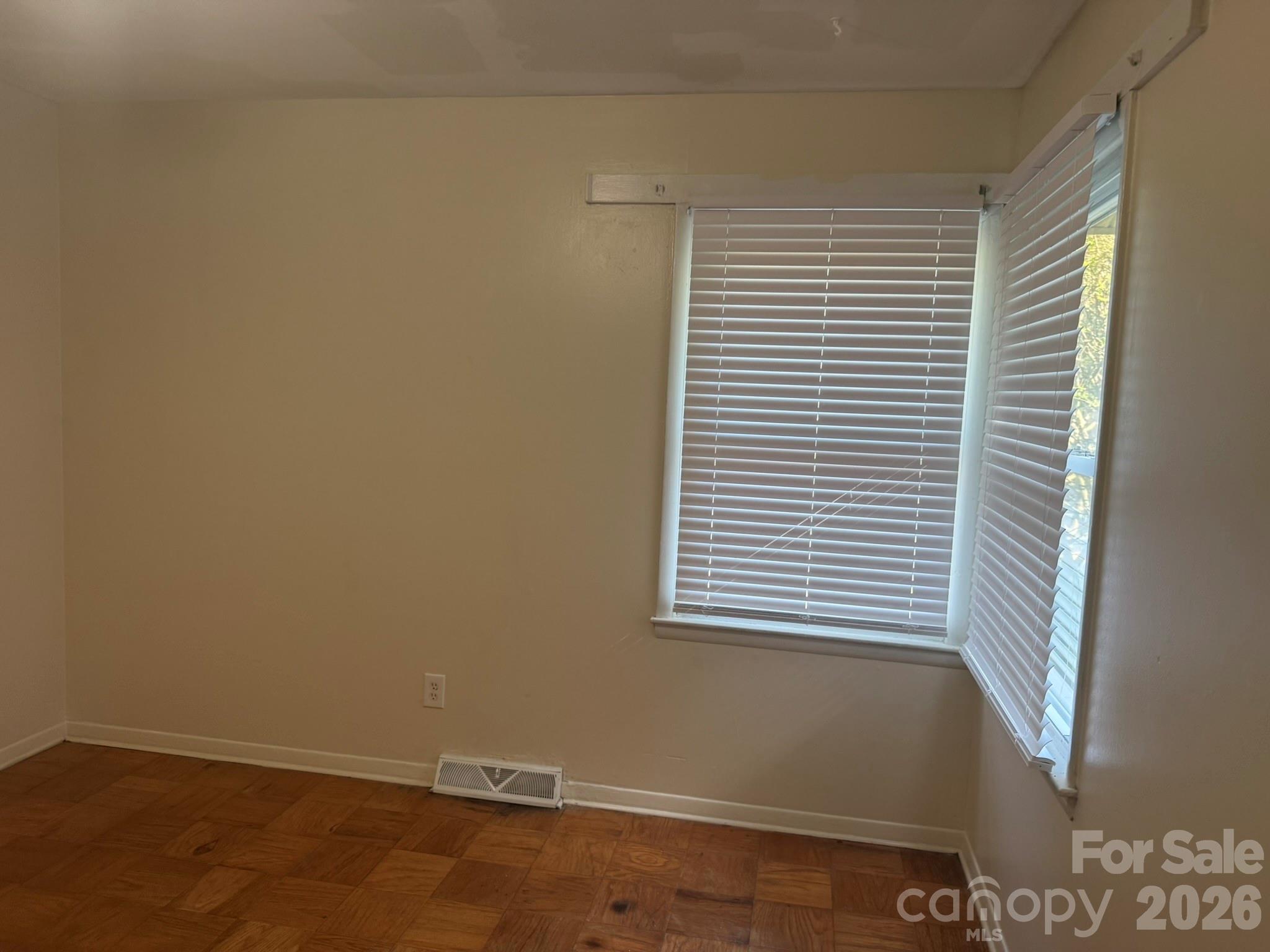 4915 Malibu Drive Property Photo 9