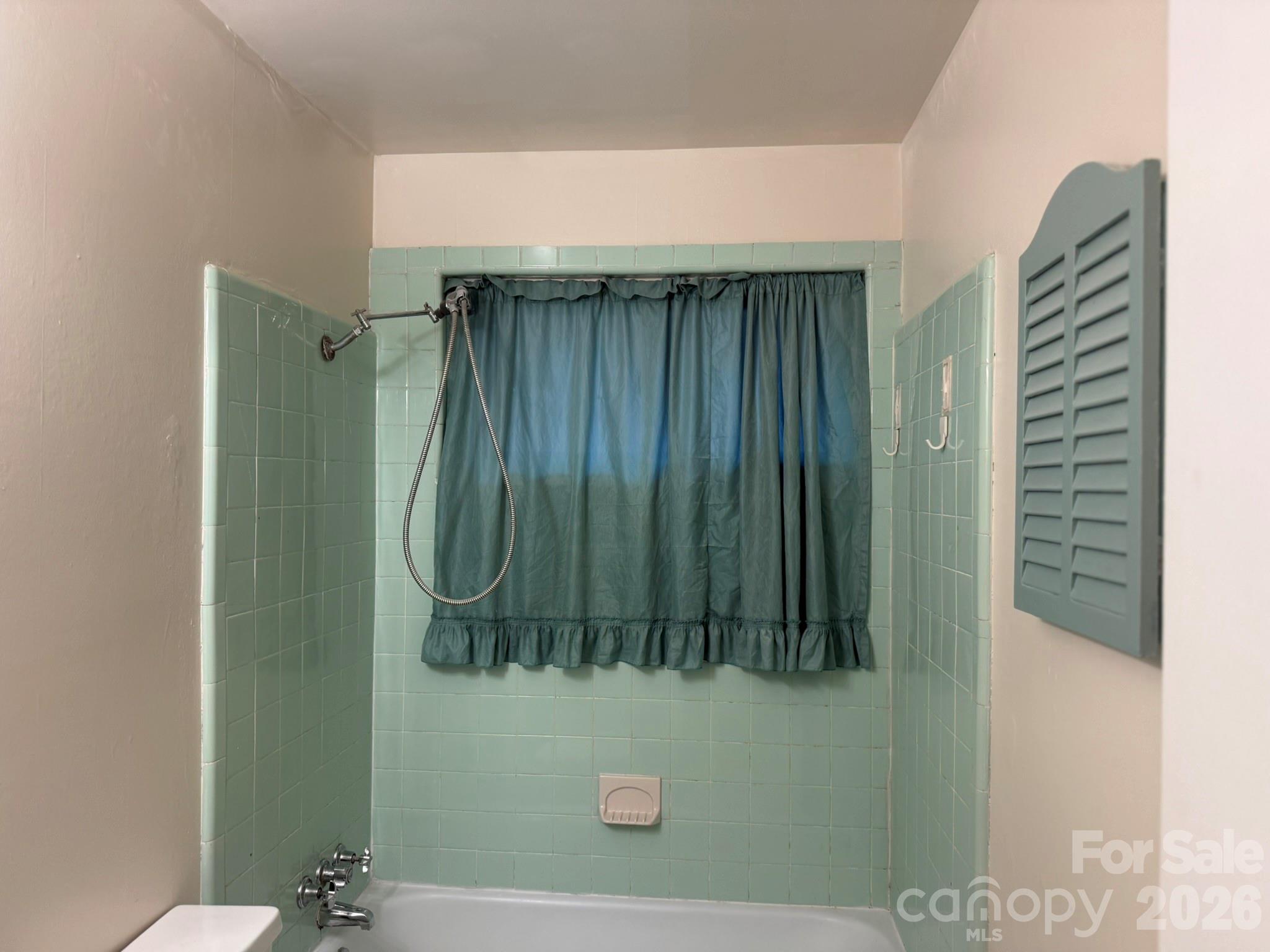 4915 Malibu Drive Property Photo 12