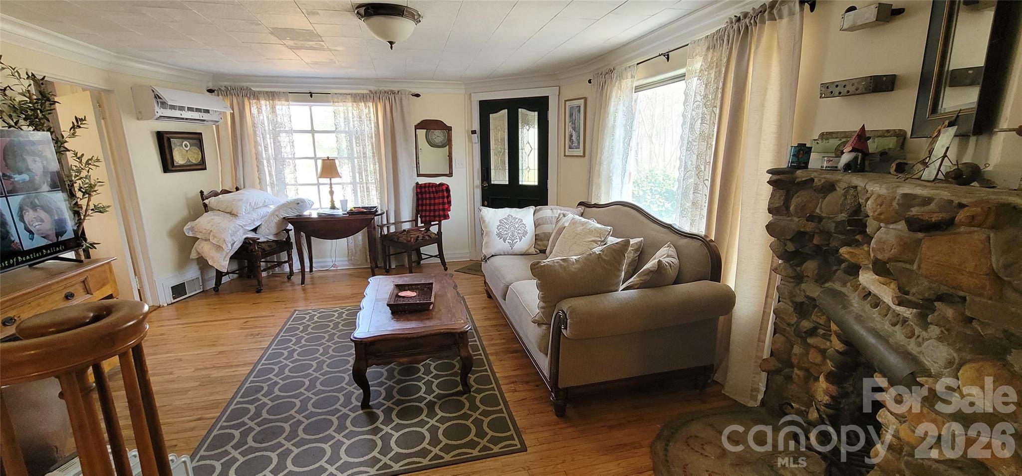 1740 Hollywood Drive Property Photo 8