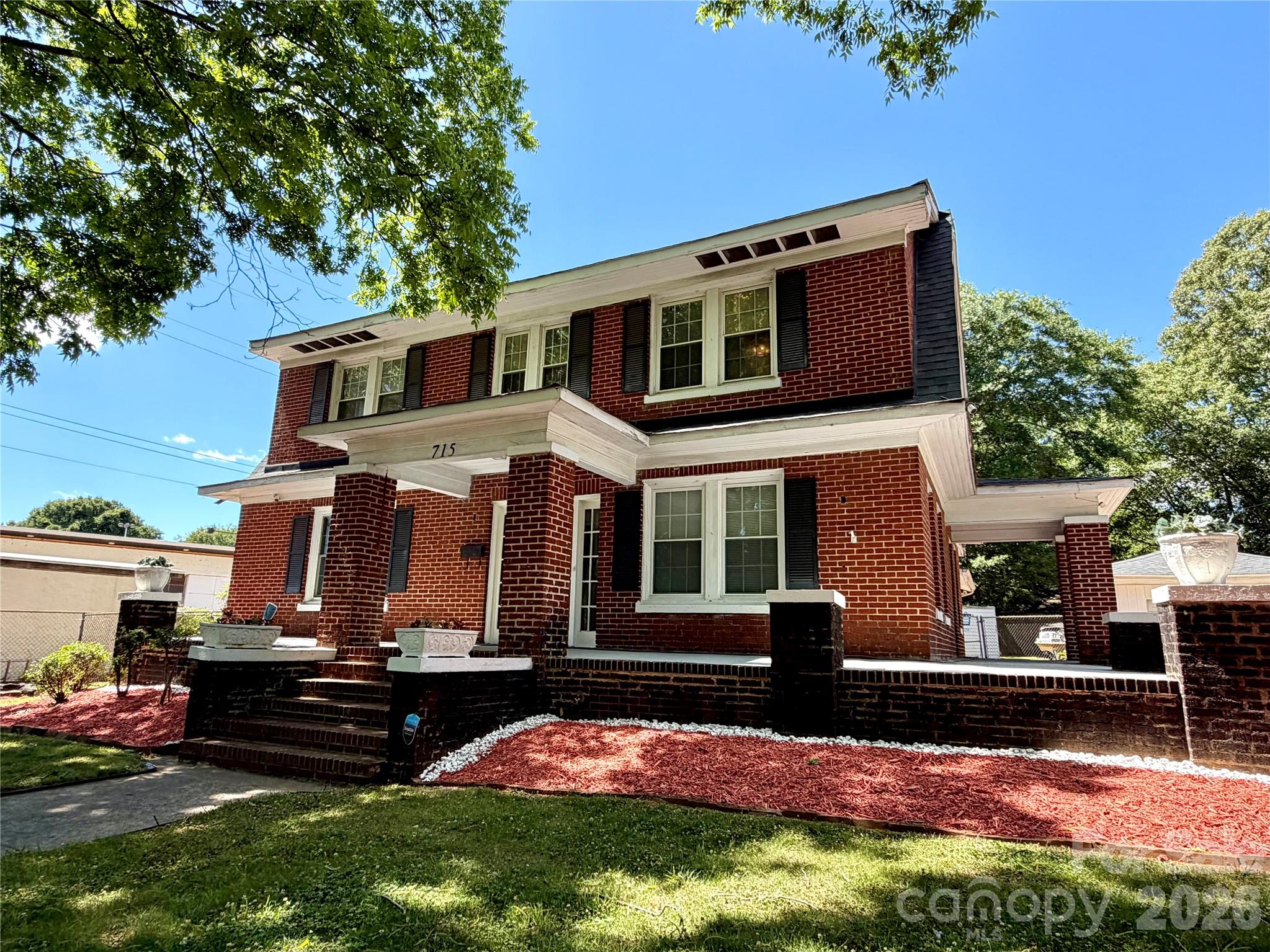 715 E Marion Street Property Photo 1