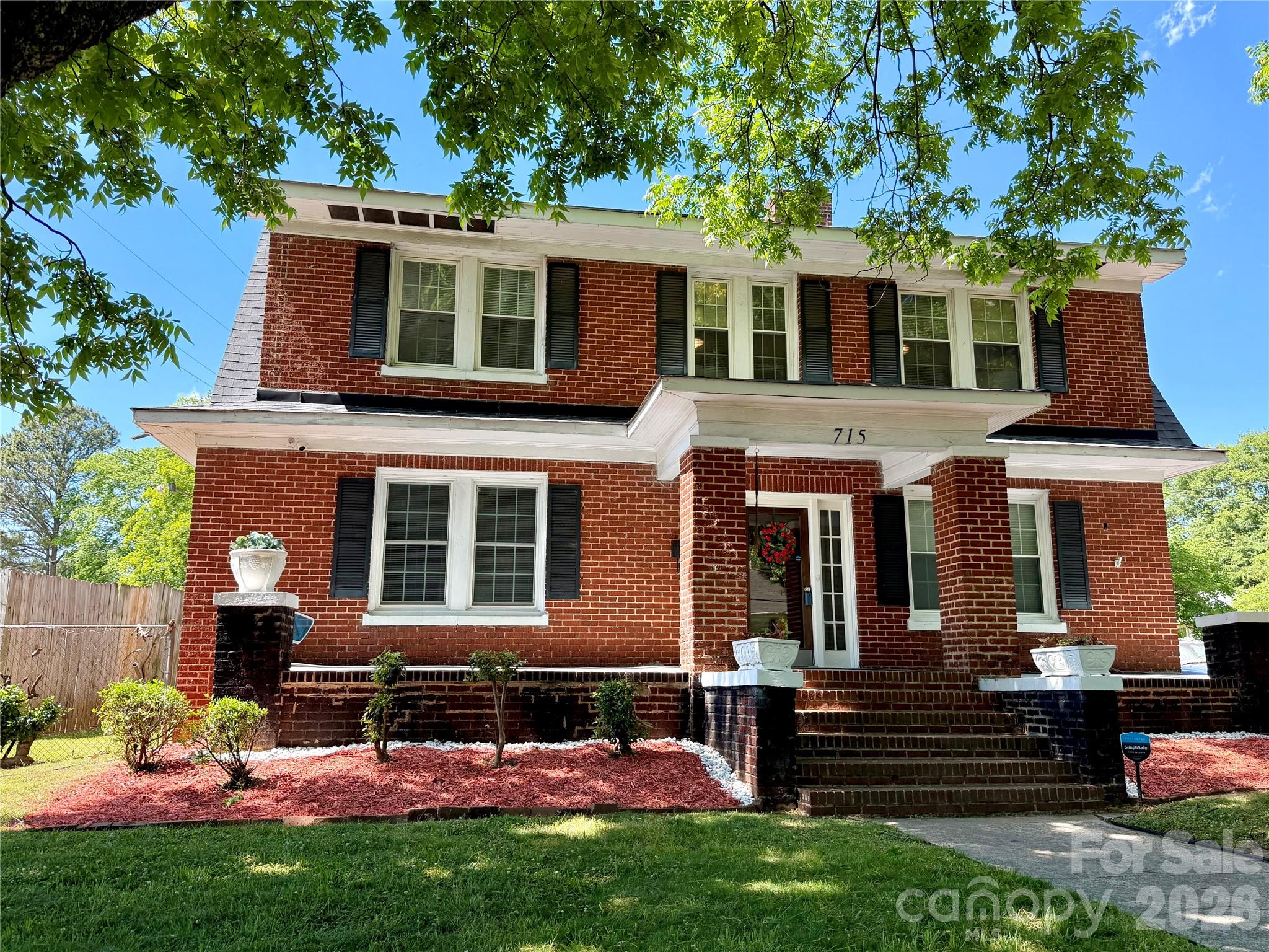 715 E Marion Street Property Photo 2