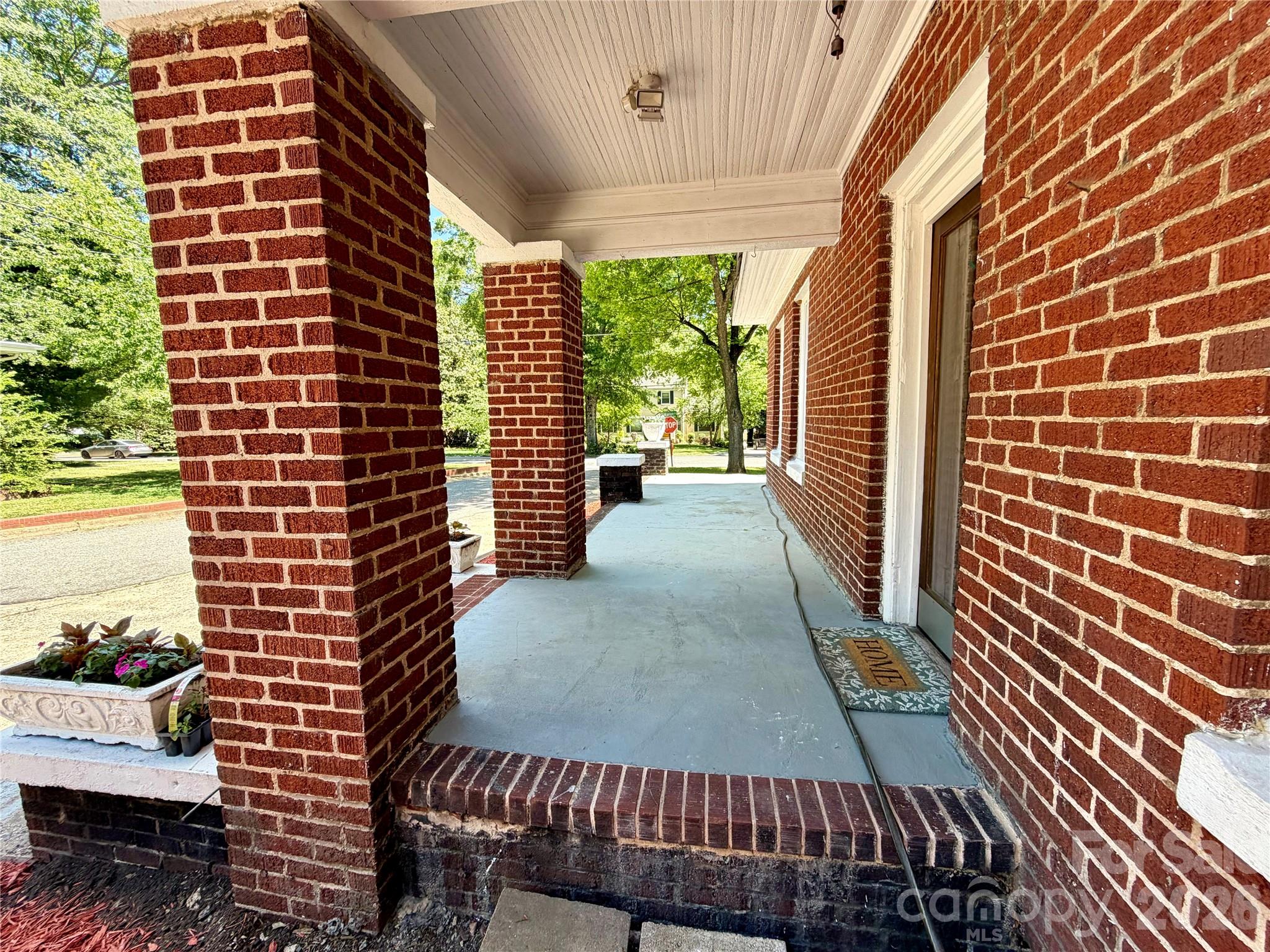 715 E Marion Street Property Photo 3