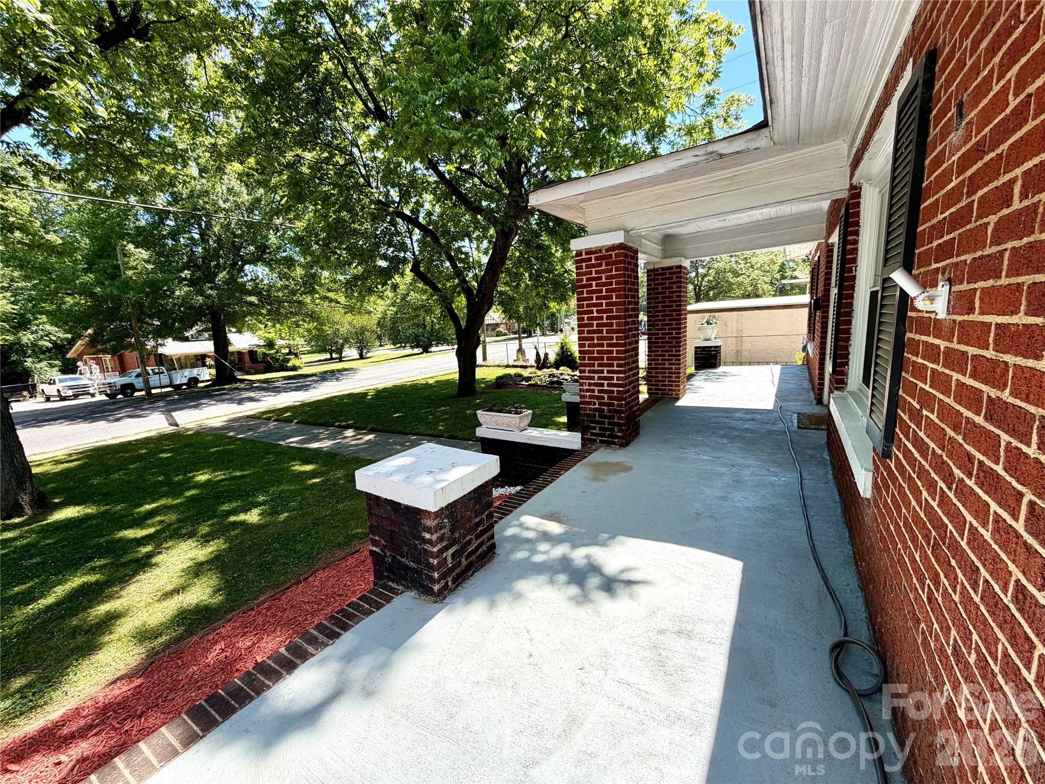 715 E Marion Street Property Photo 4