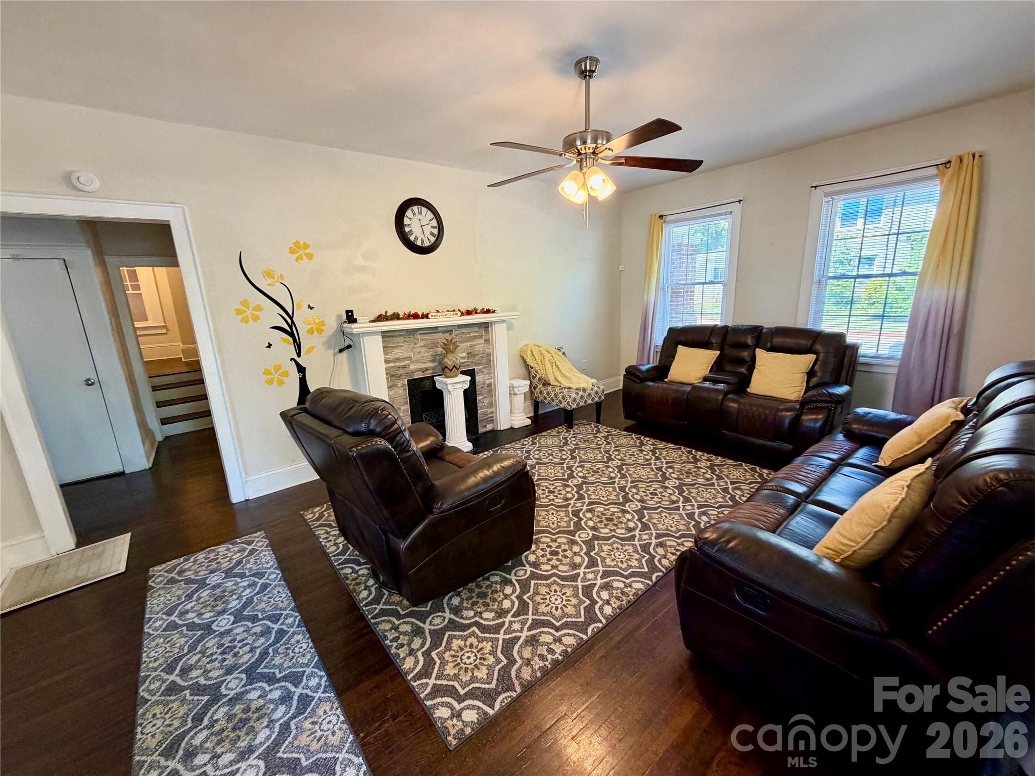 715 E Marion Street Property Photo 5