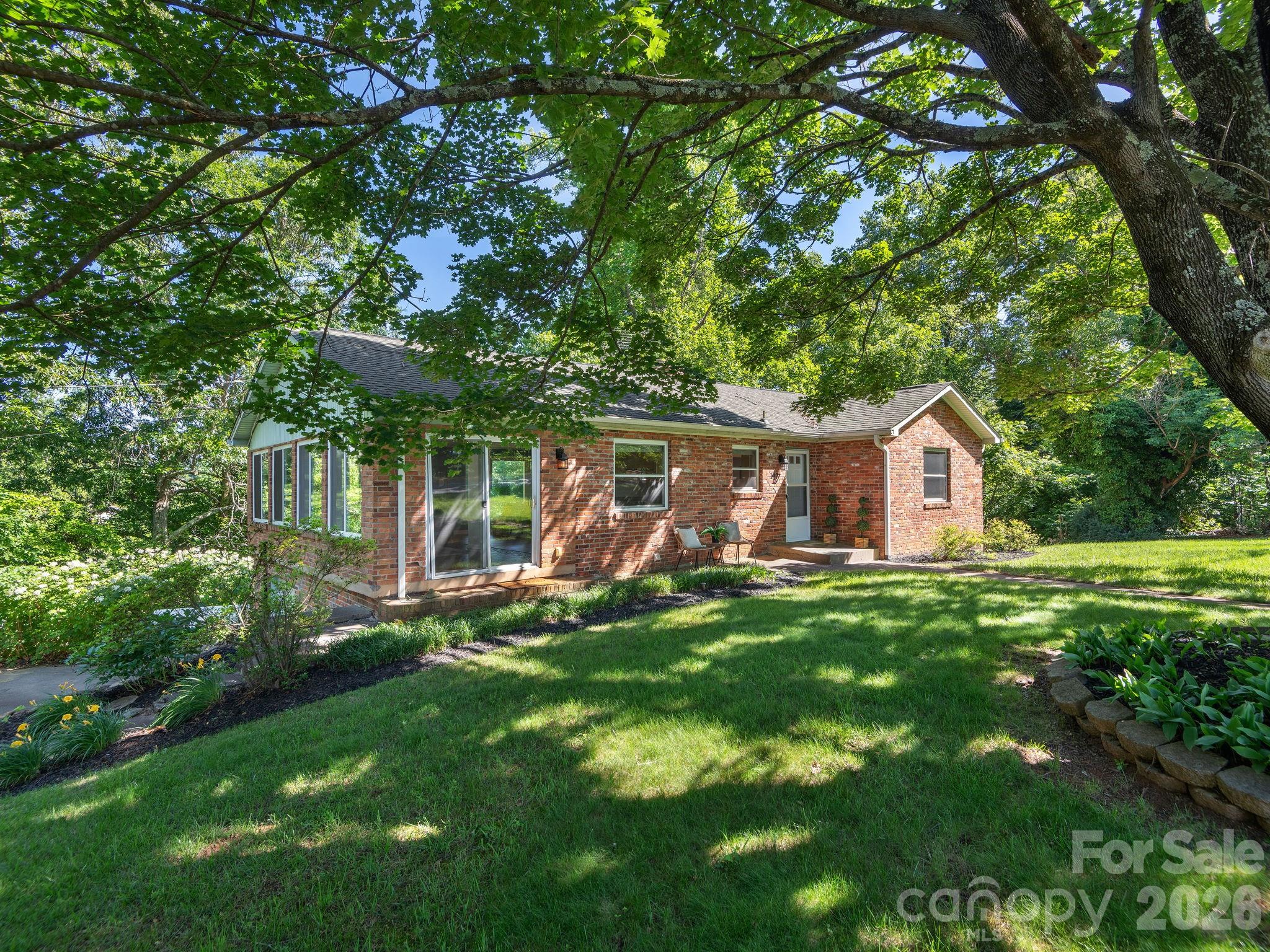 147 W Oakview Road Property Photo 1