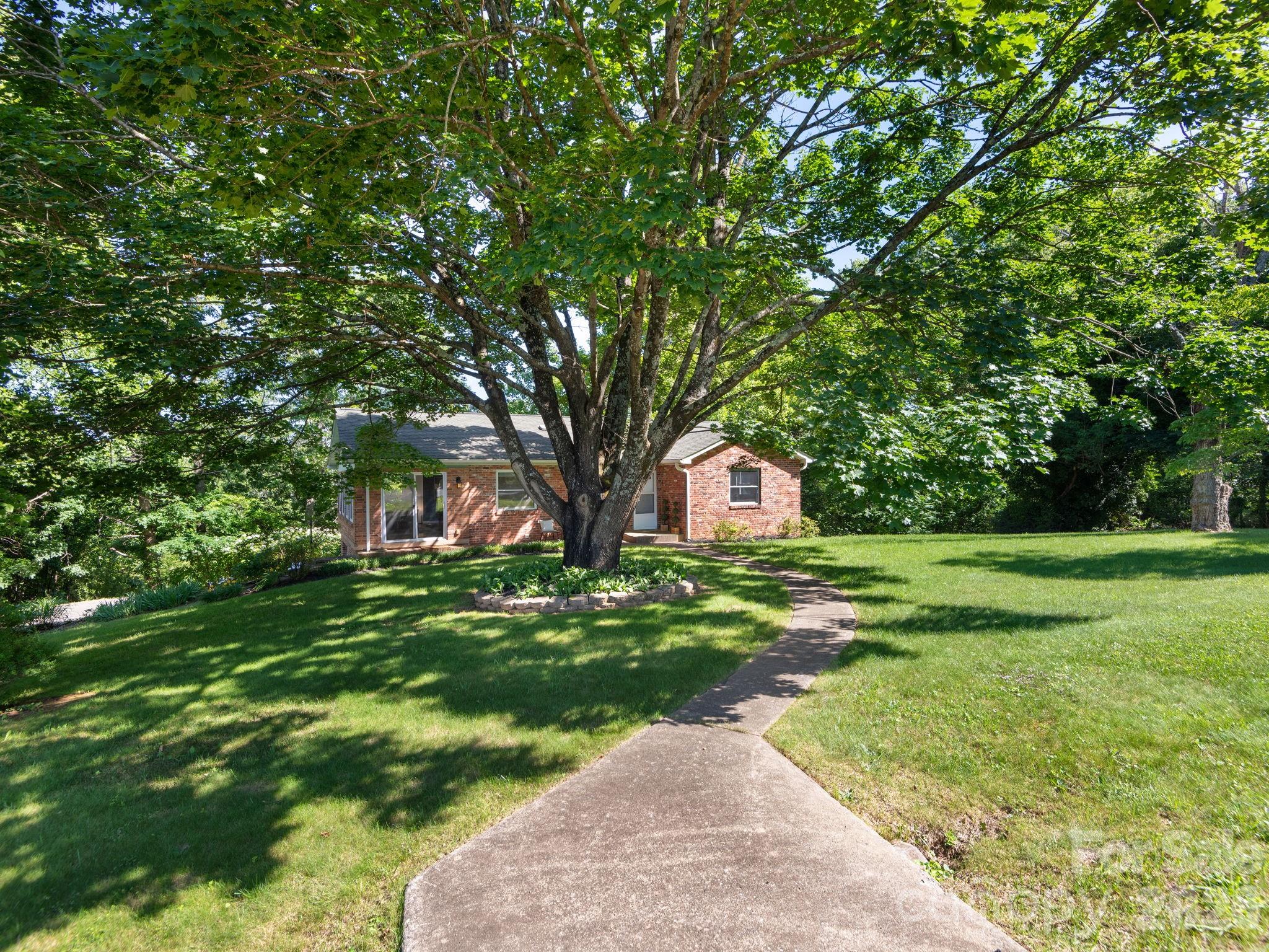 147 W Oakview Road Property Photo 2