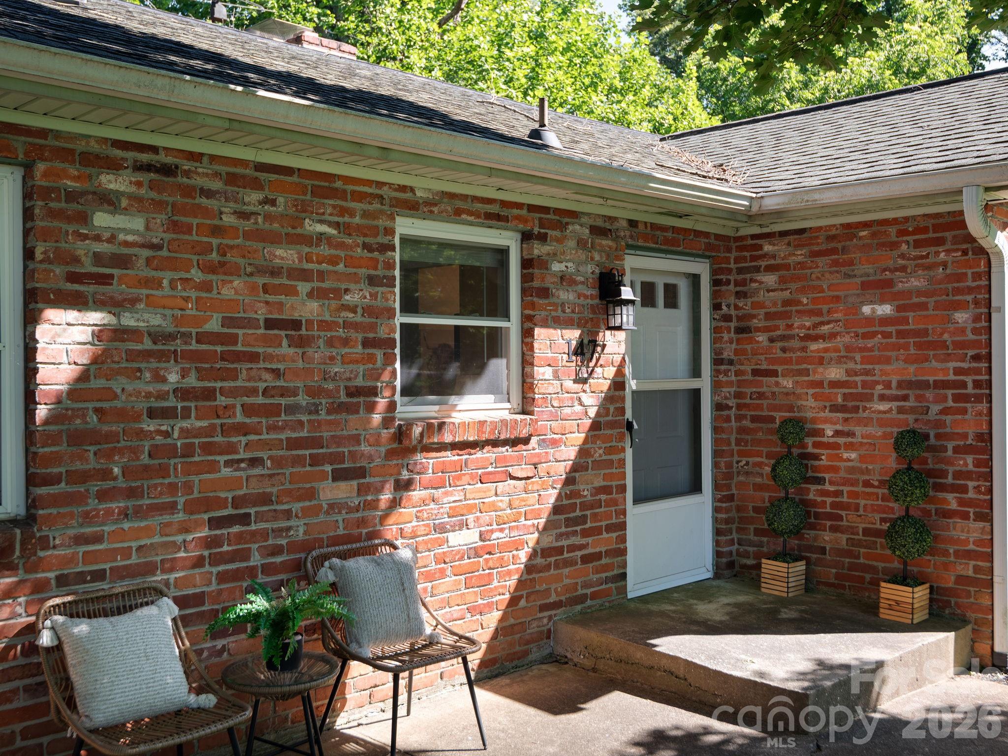 147 W Oakview Road Property Photo 4
