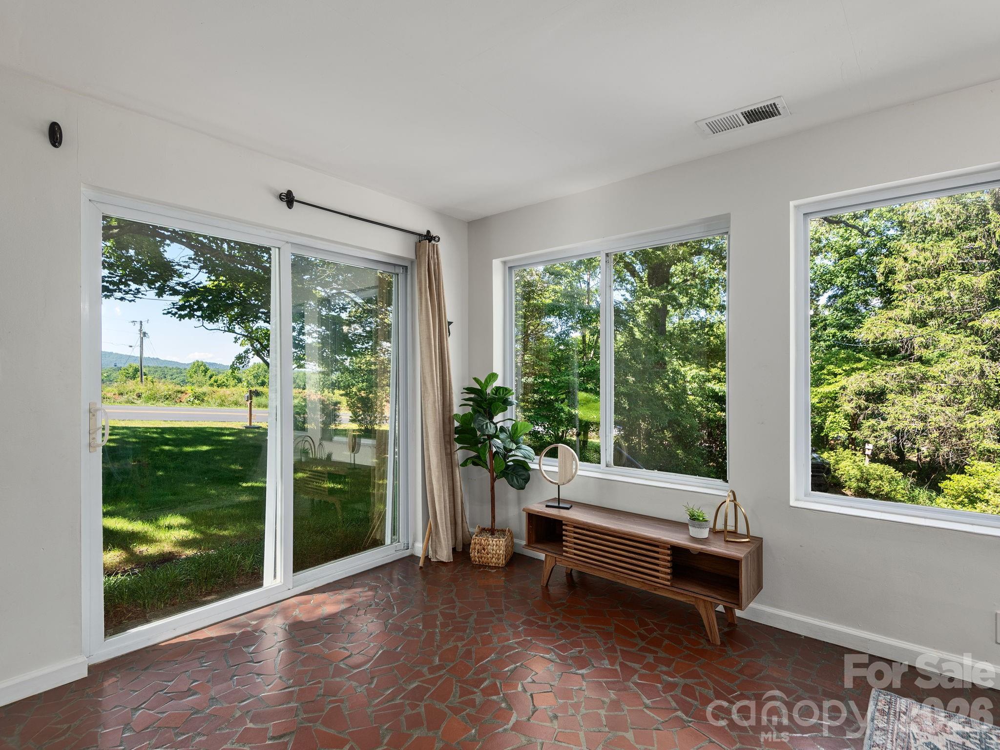 147 W Oakview Road Property Photo 9