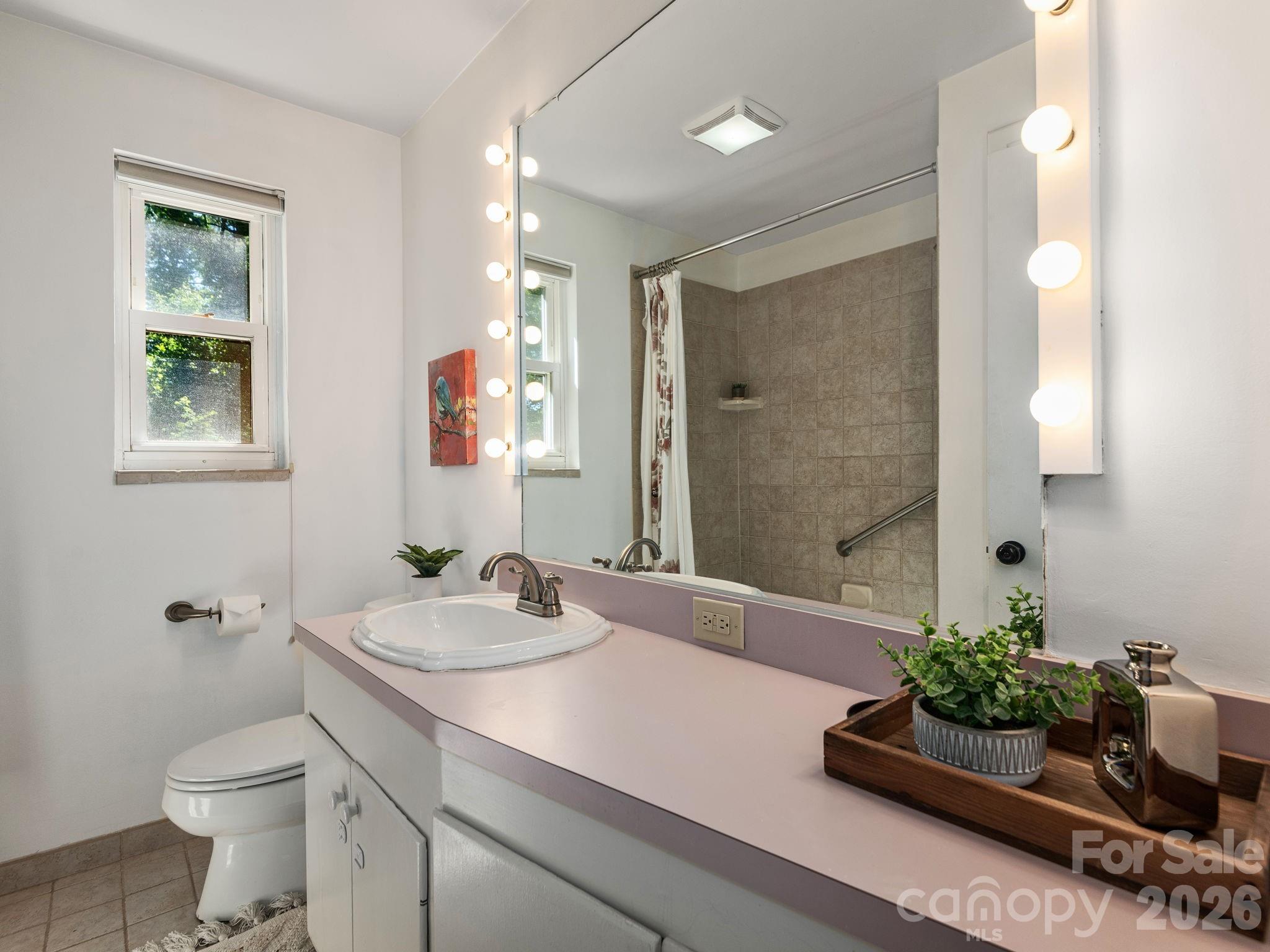 147 W Oakview Road Property Photo 17