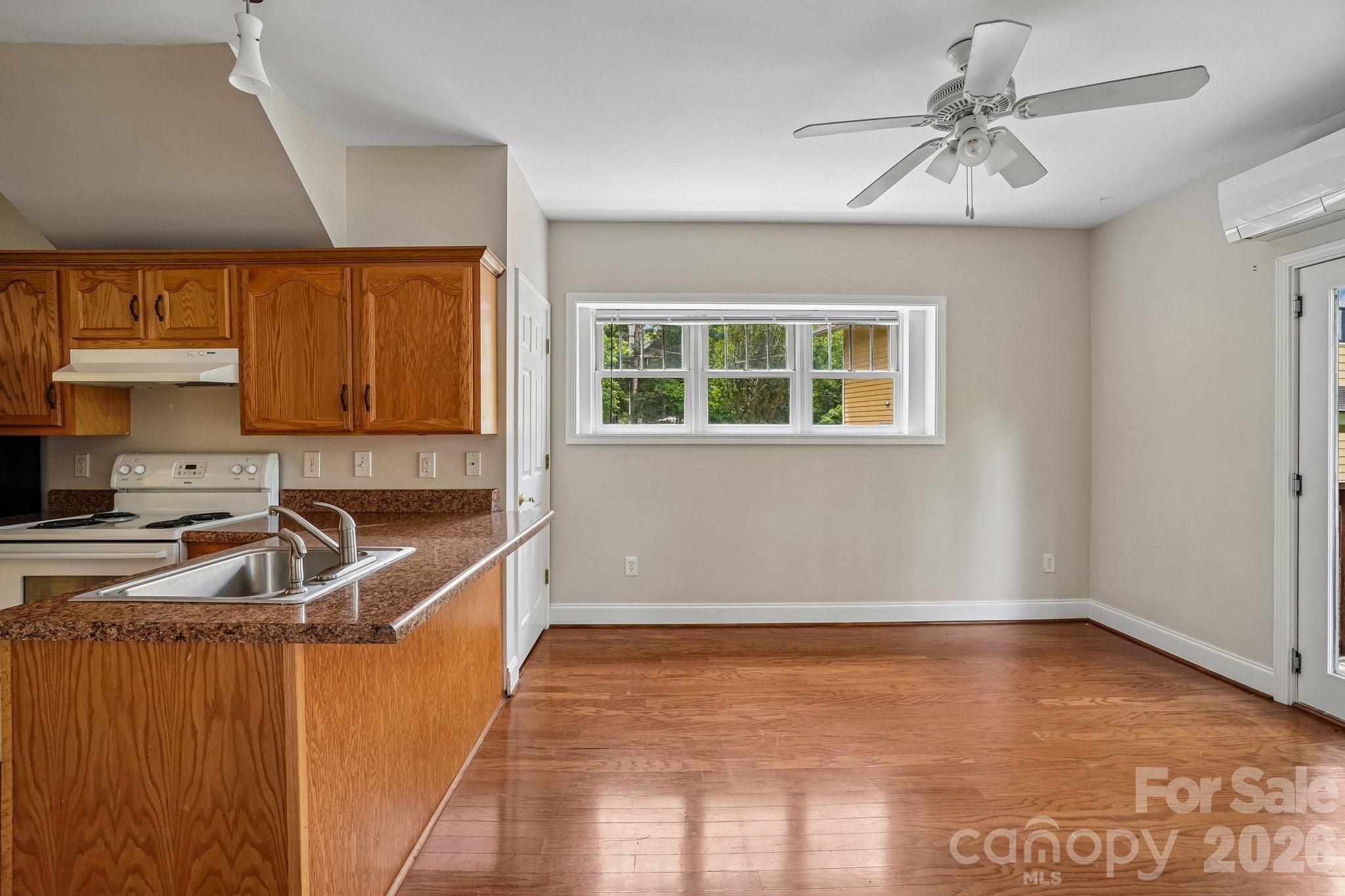 25 Houston Street Property Photo 42
