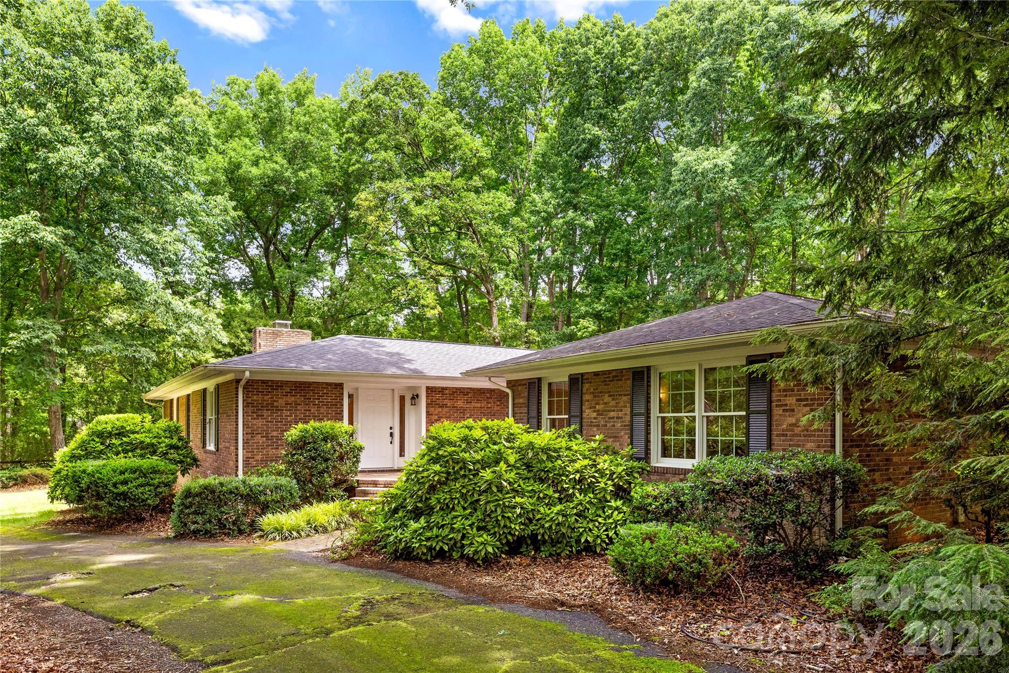 2038 Skyway Drive Property Photo 2