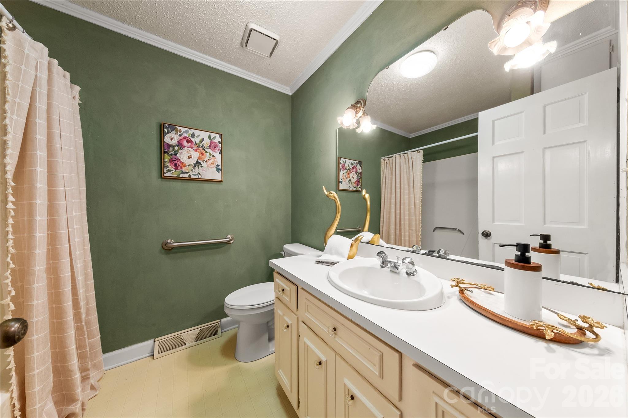 2038 Skyway Drive Property Photo 22
