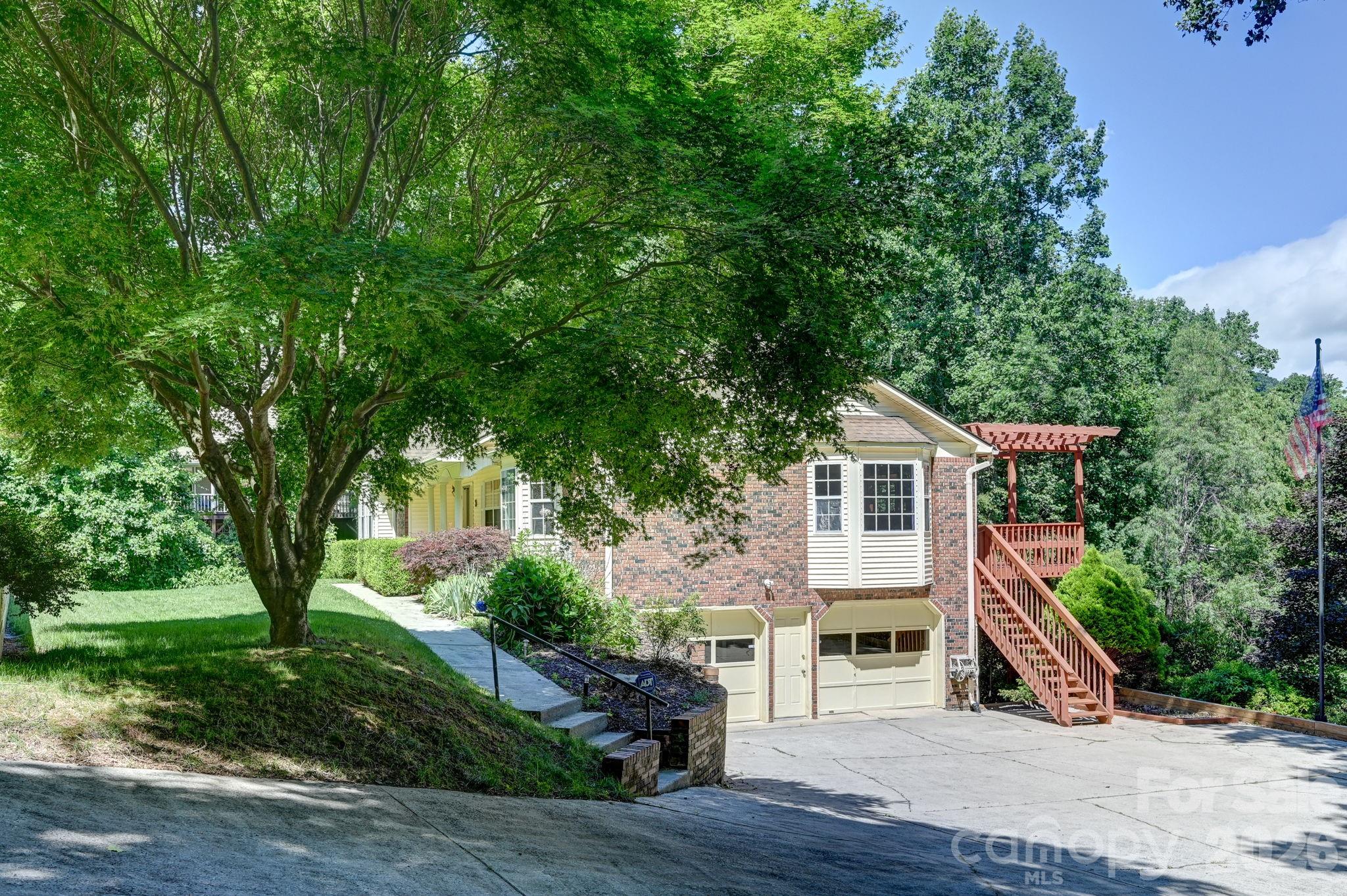 31 Surrey Run Property Photo 4
