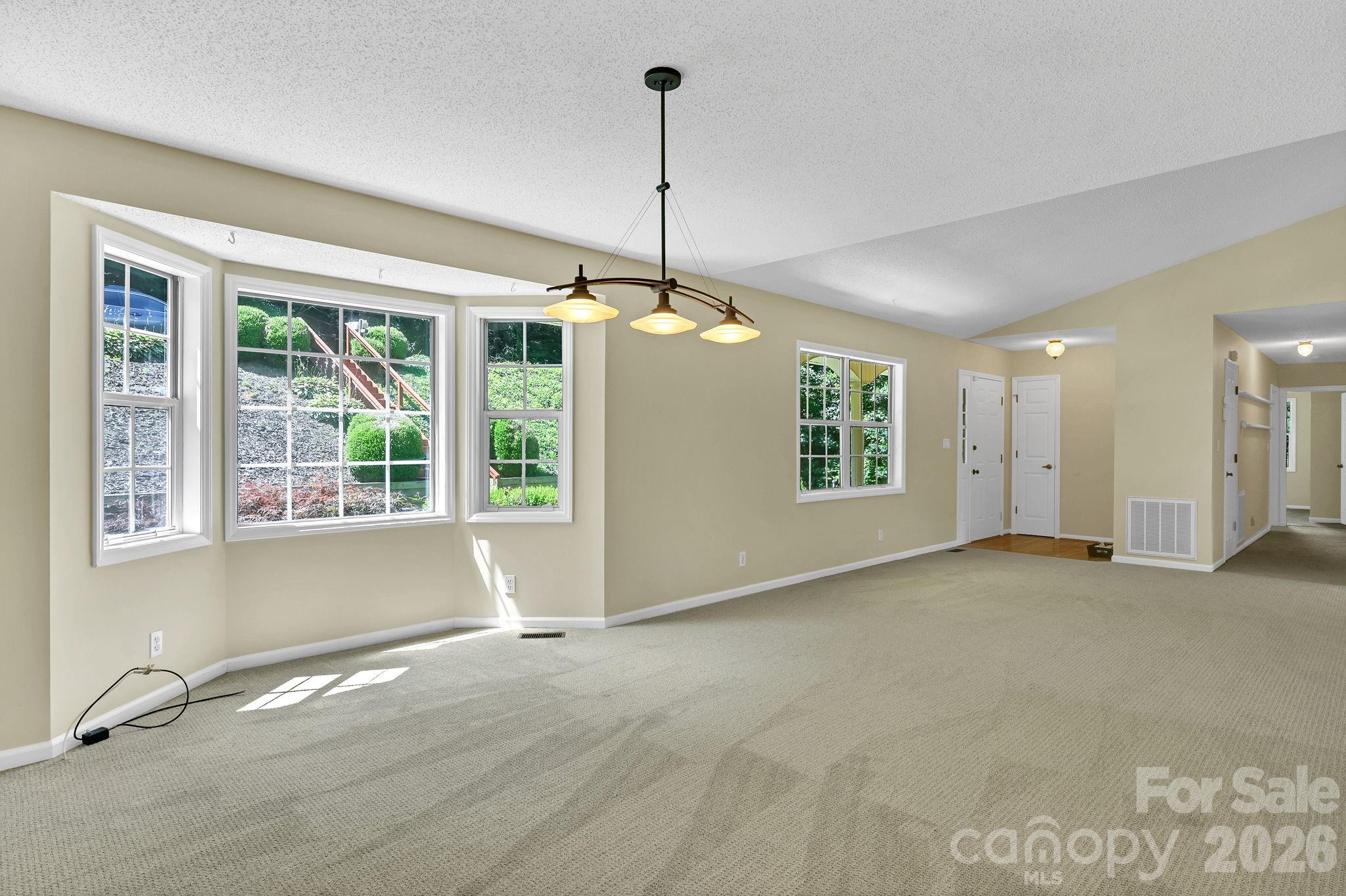 31 Surrey Run Property Photo 8