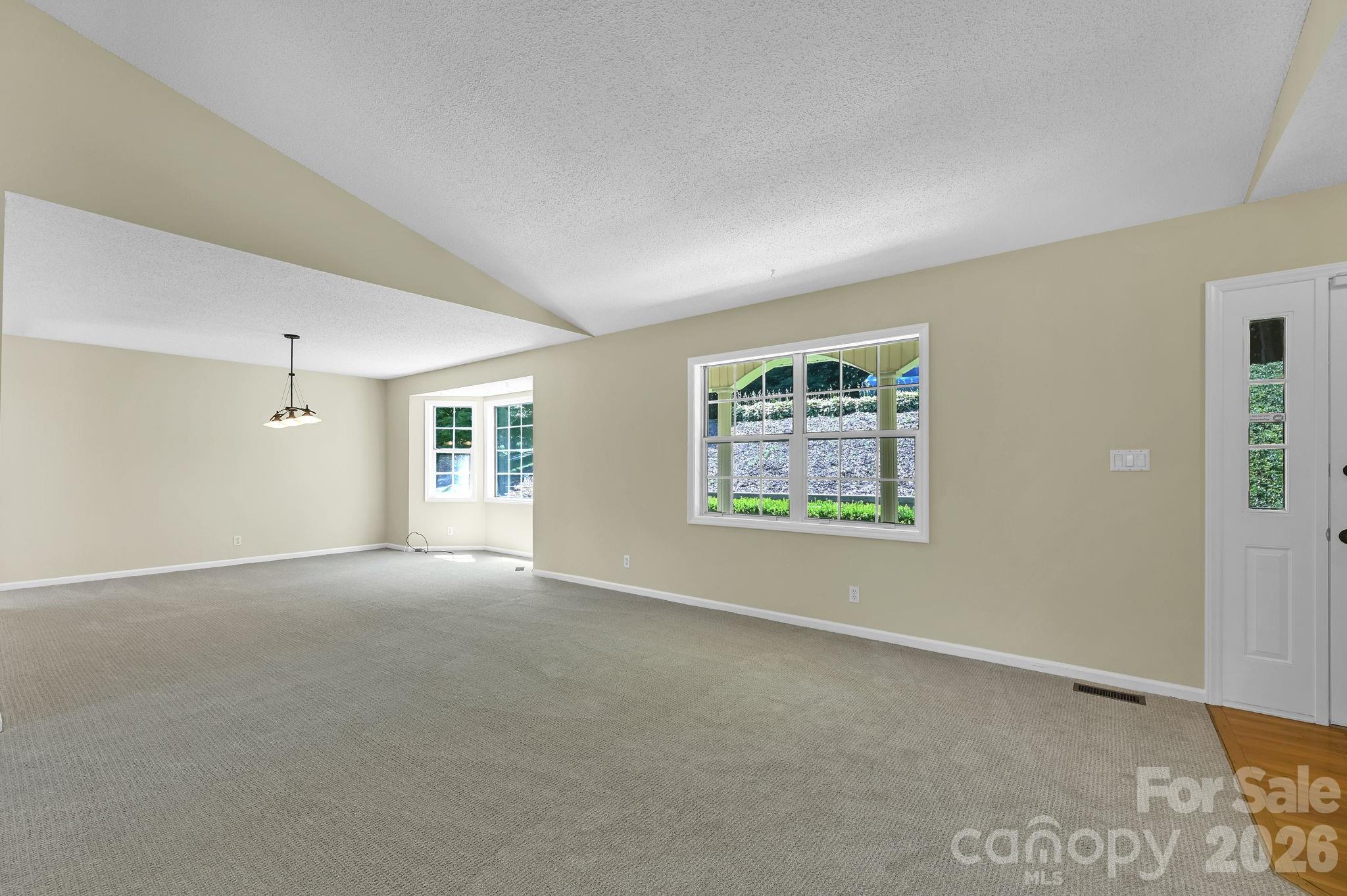 31 Surrey Run Property Photo 9