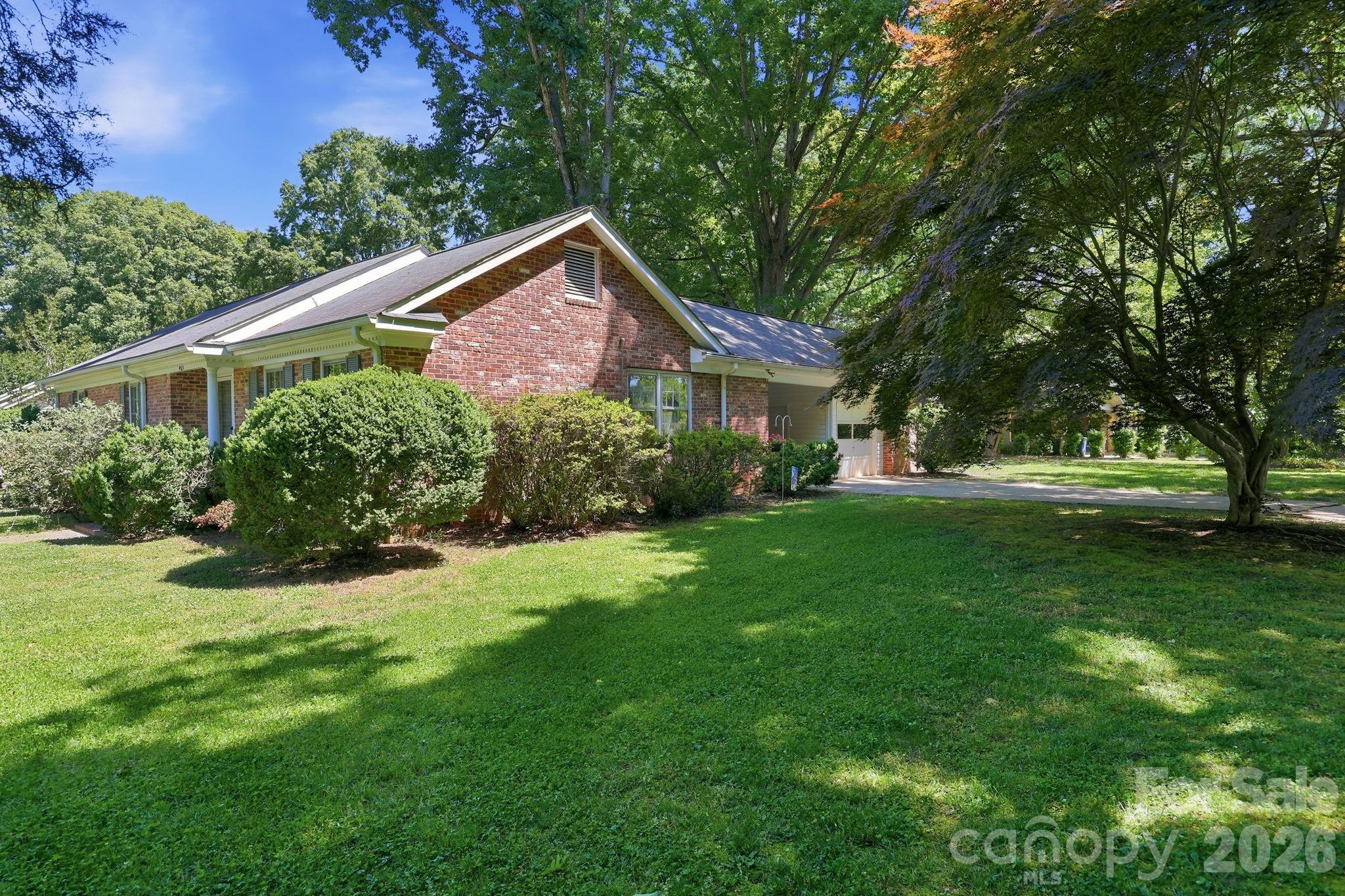401 White Oaks Drive Property Photo 2
