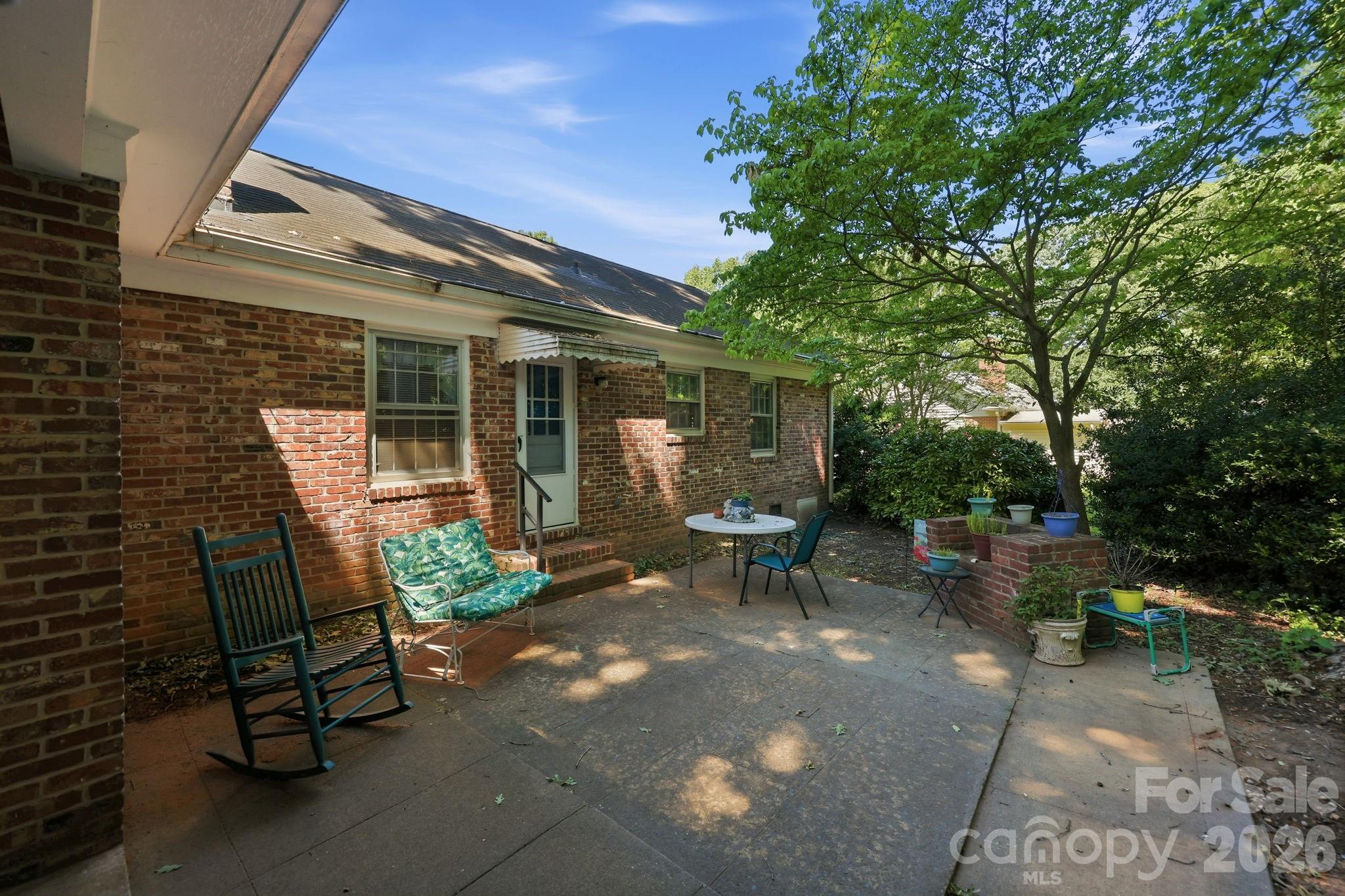 401 White Oaks Drive Property Photo 3