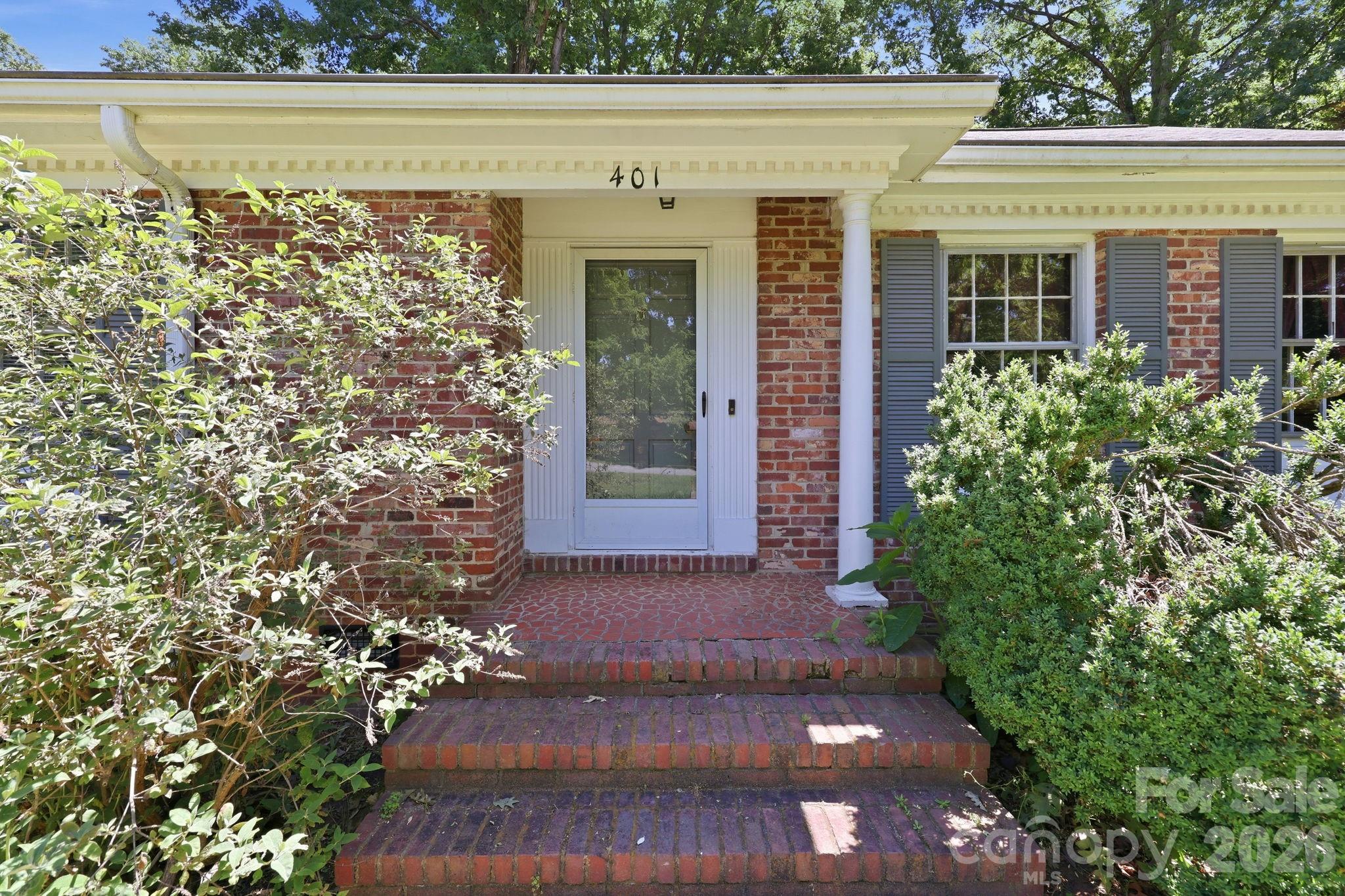 401 White Oaks Drive Property Photo 5