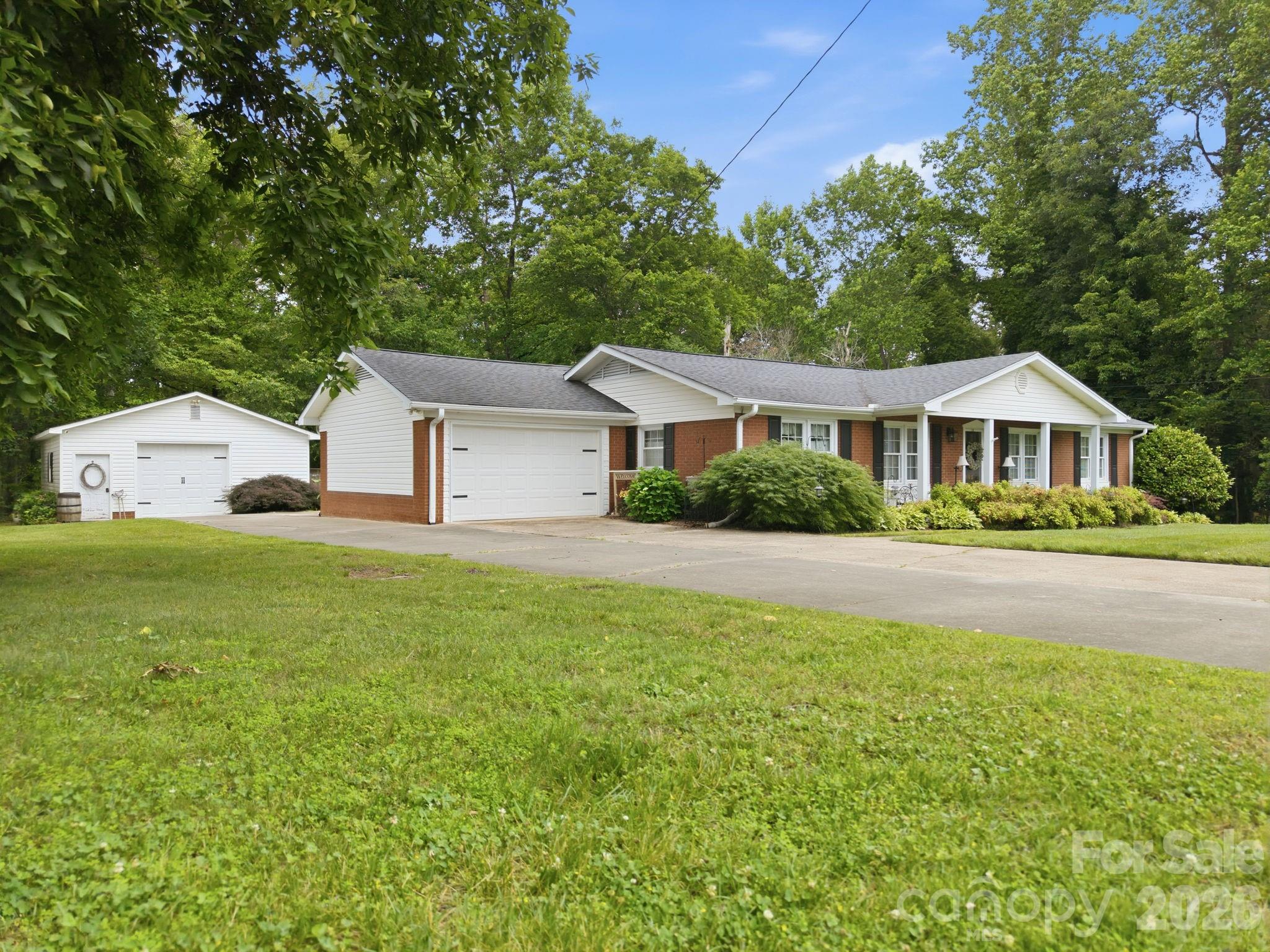 805 Pine Hill Drive Property Photo 2