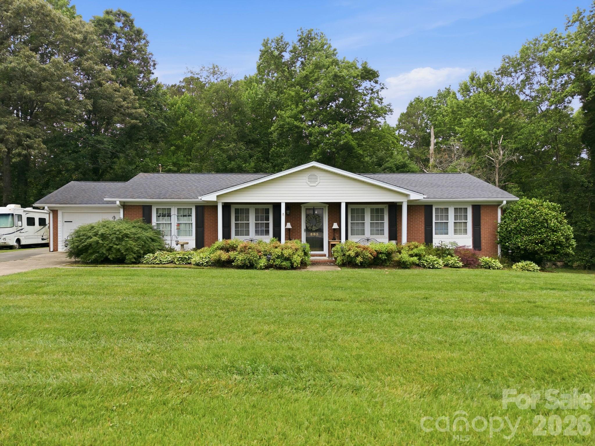 805 Pine Hill Drive Property Photo 3
