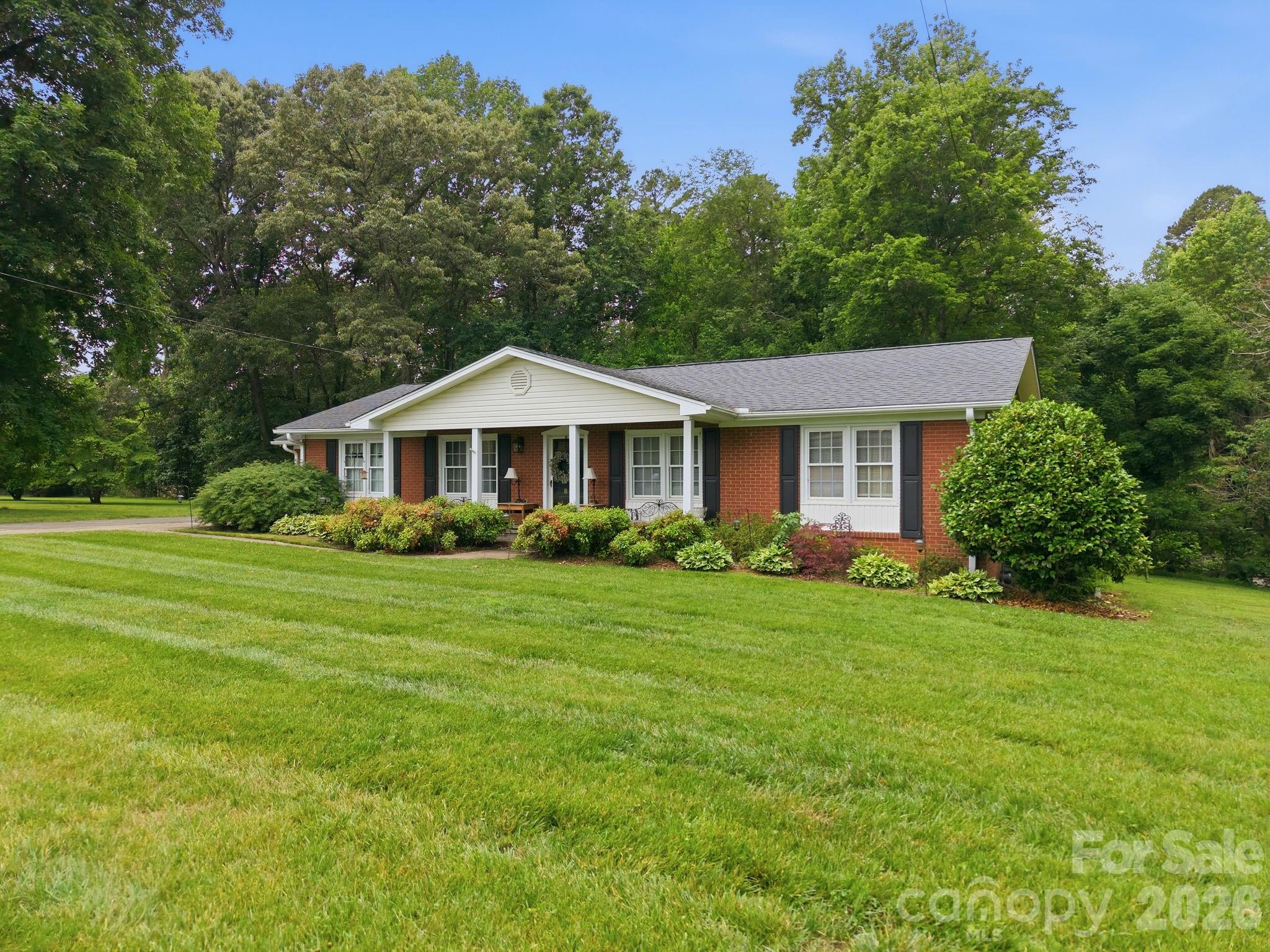 805 Pine Hill Drive Property Photo 4