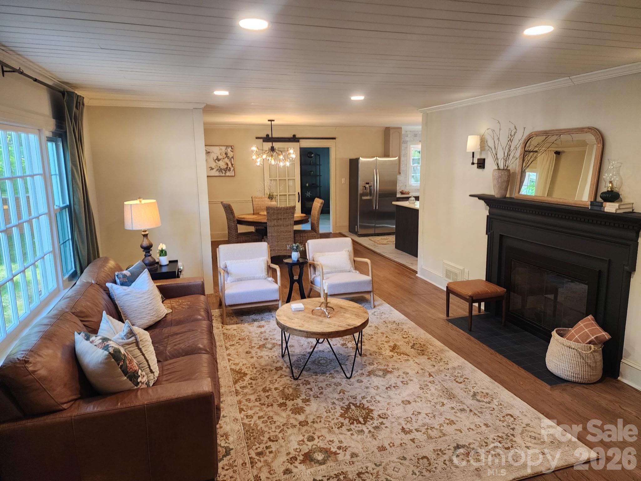 616 E Oakwood Avenue Property Photo 2