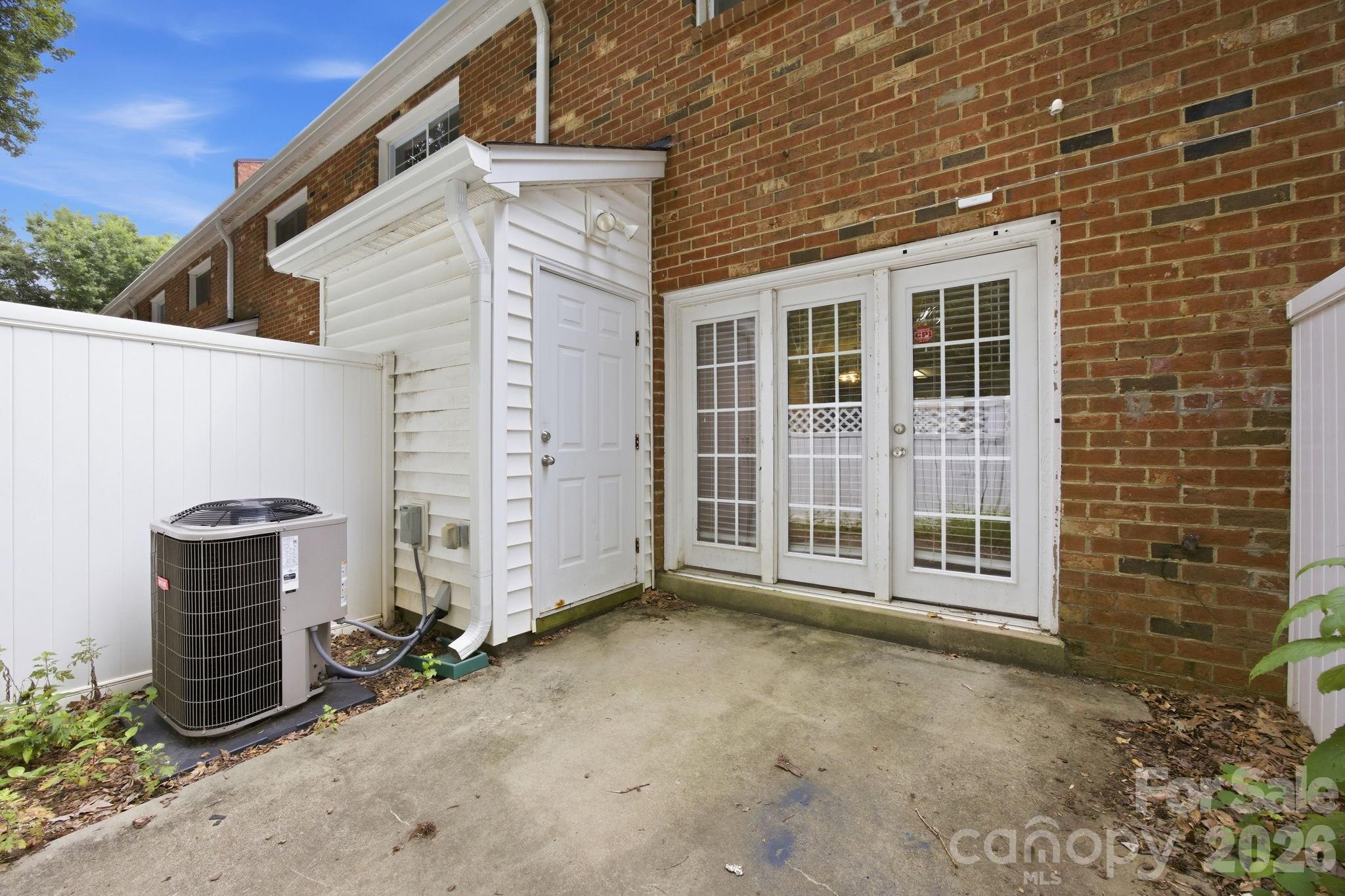 1215 Green Oaks Lane I Property Photo 23