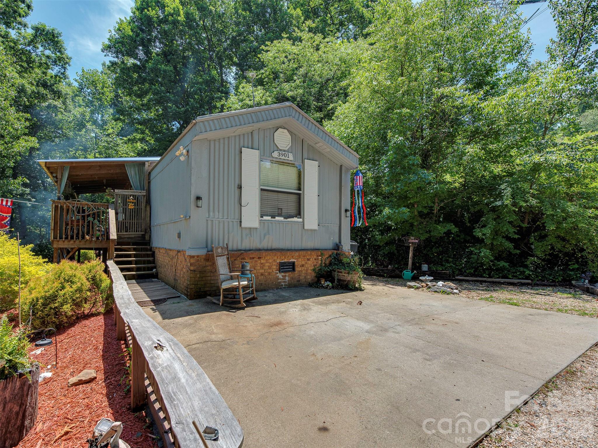 3901 Hickory Highway Property Photo 3