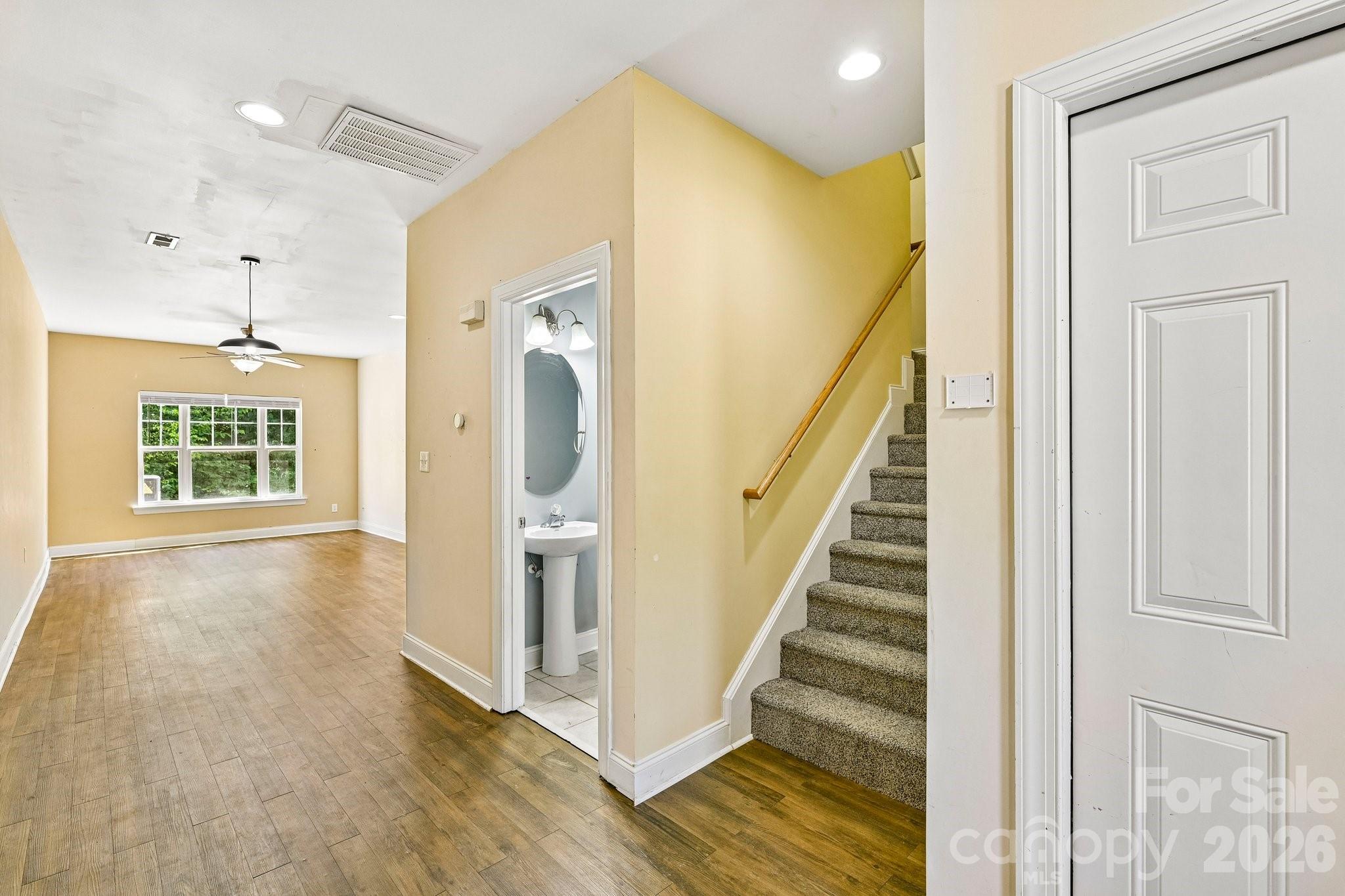 109 Sherman Oaks Lane Property Photo 5