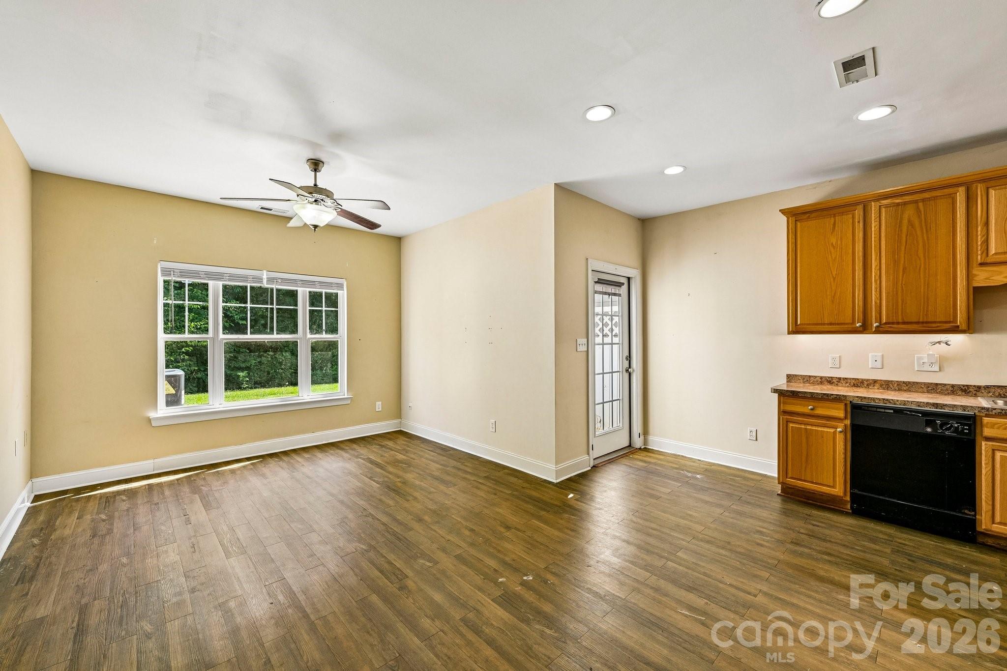109 Sherman Oaks Lane Property Photo 6
