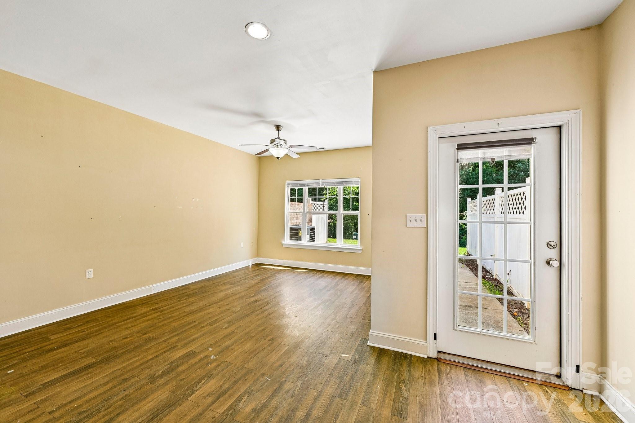 109 Sherman Oaks Lane Property Photo 7