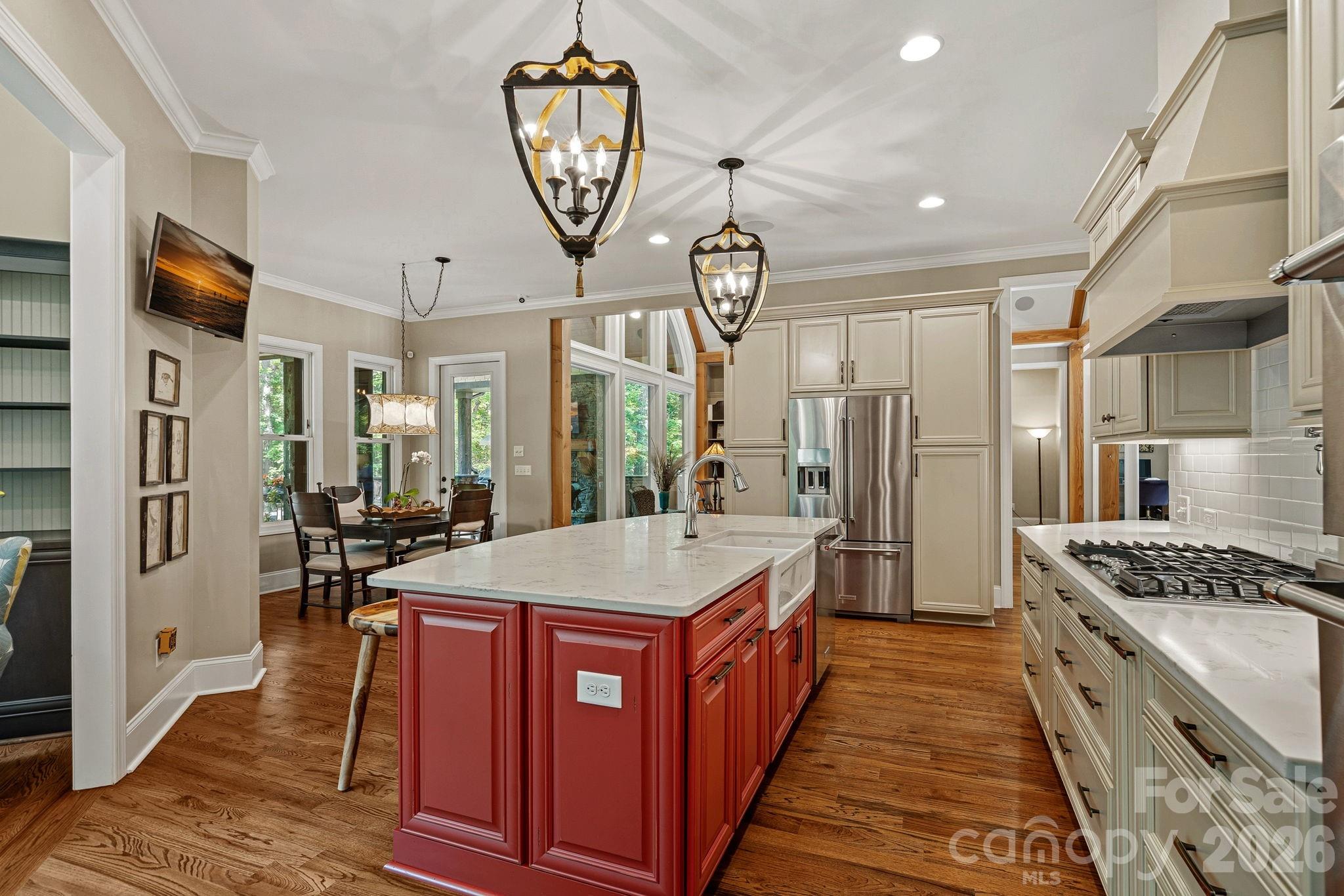 6808 Live Oaks Lane Property Photo 7