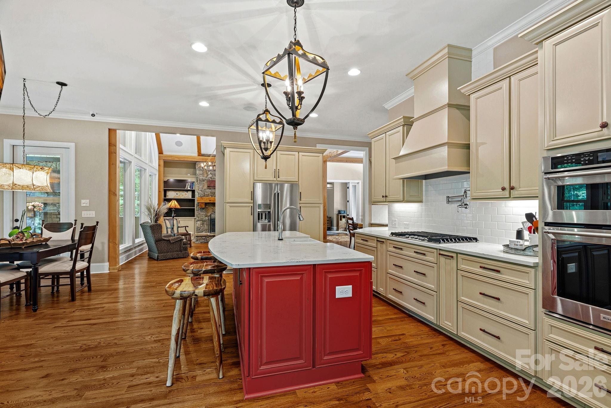 6808 Live Oaks Lane Property Photo 8