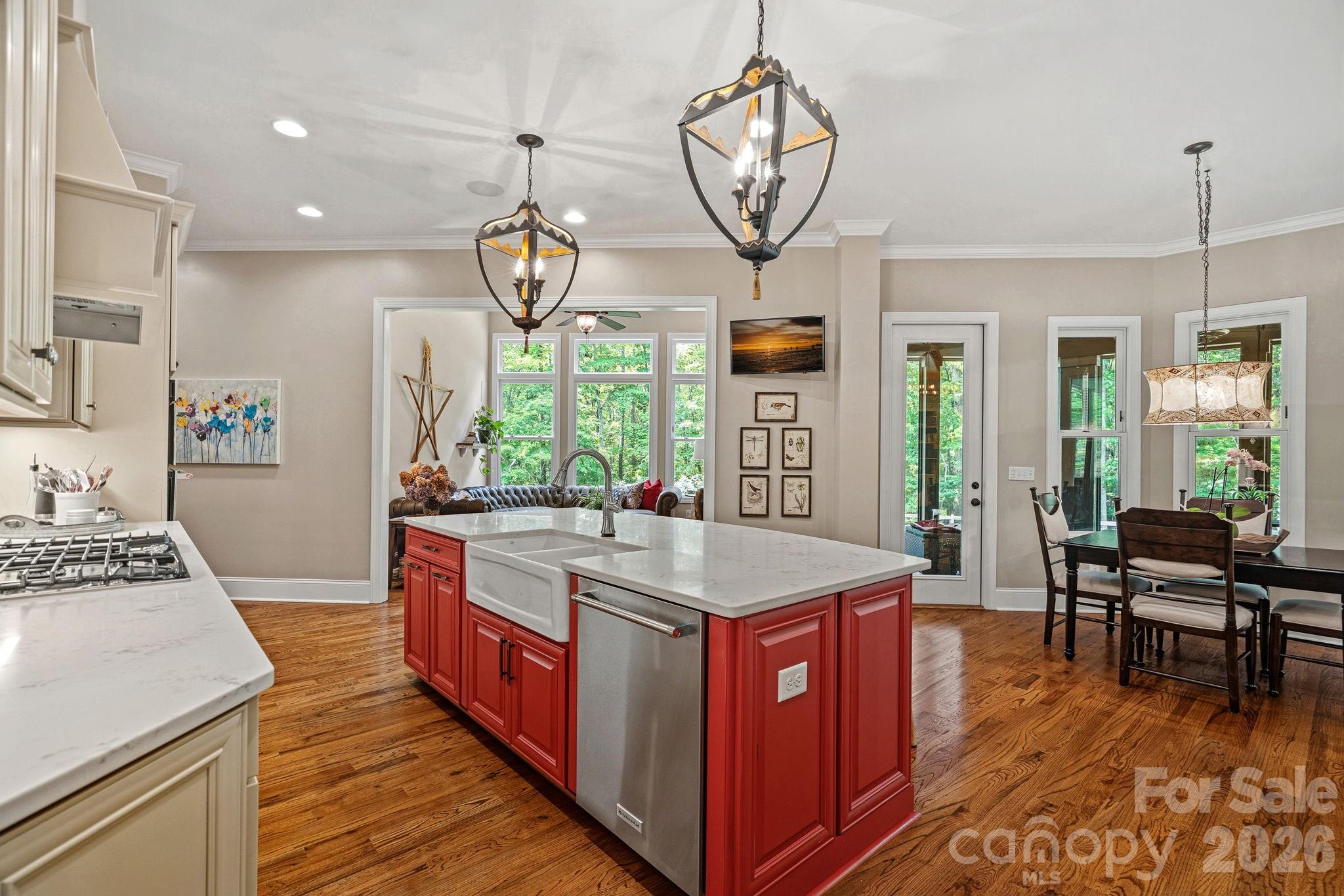 6808 Live Oaks Lane Property Photo 9