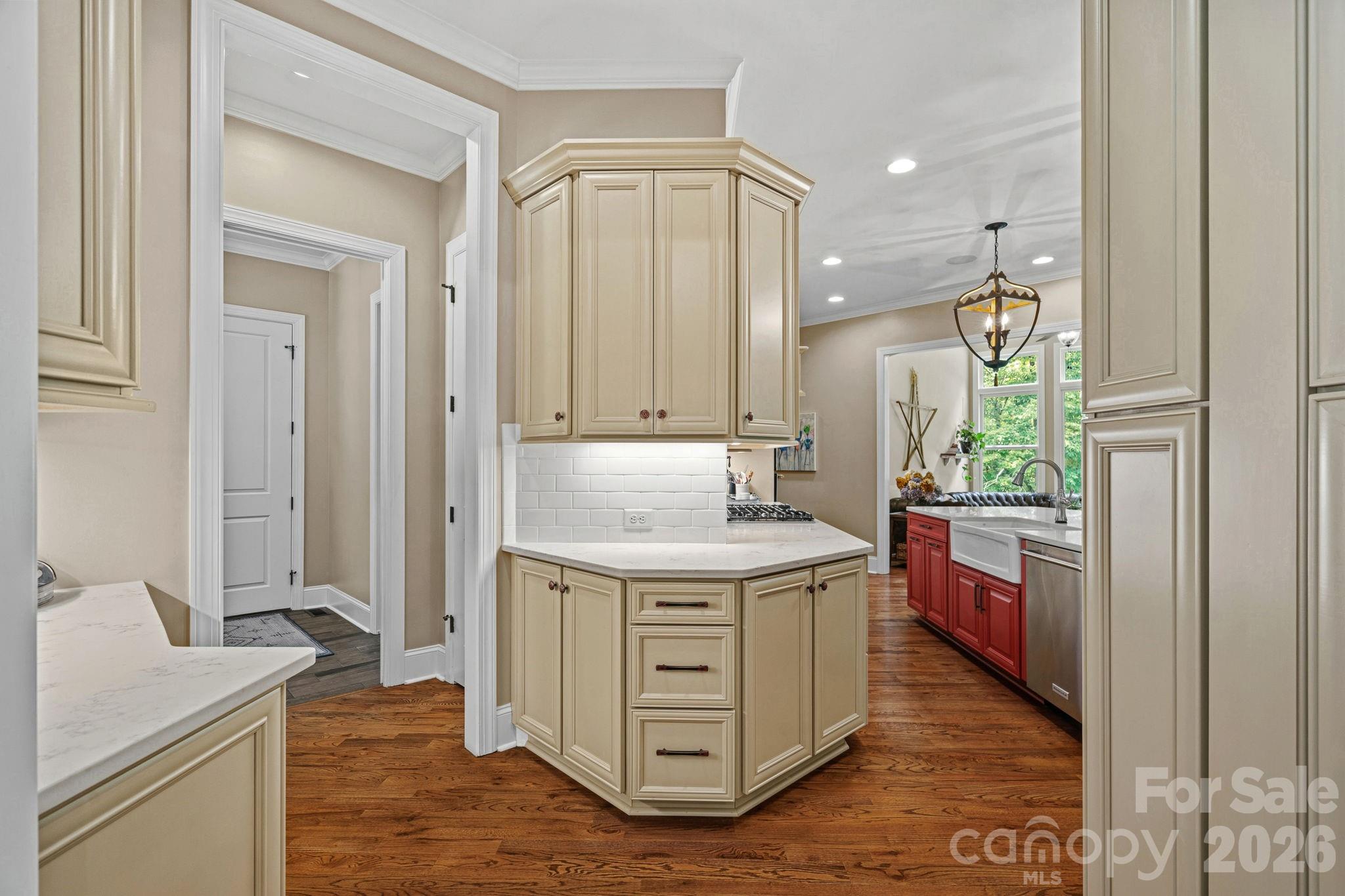 6808 Live Oaks Lane Property Photo 10