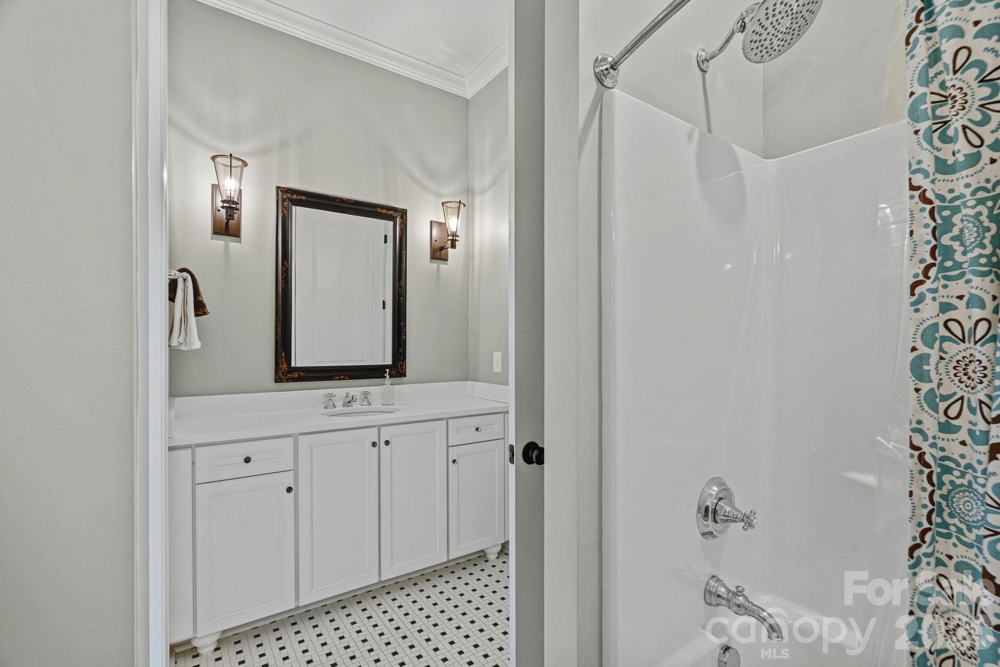 6808 Live Oaks Lane Property Photo 27