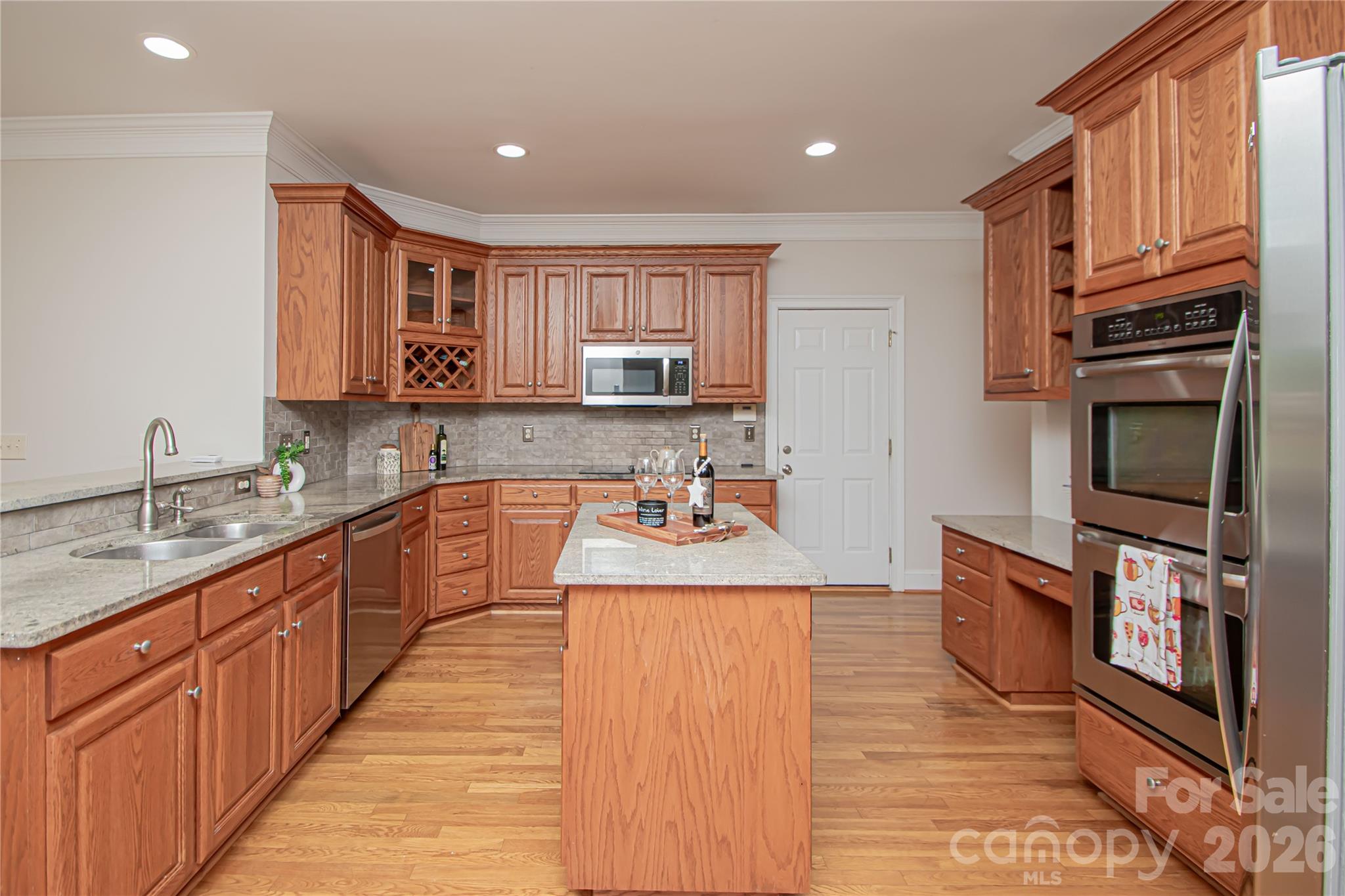 1015 Estate Lane Property Photo 15