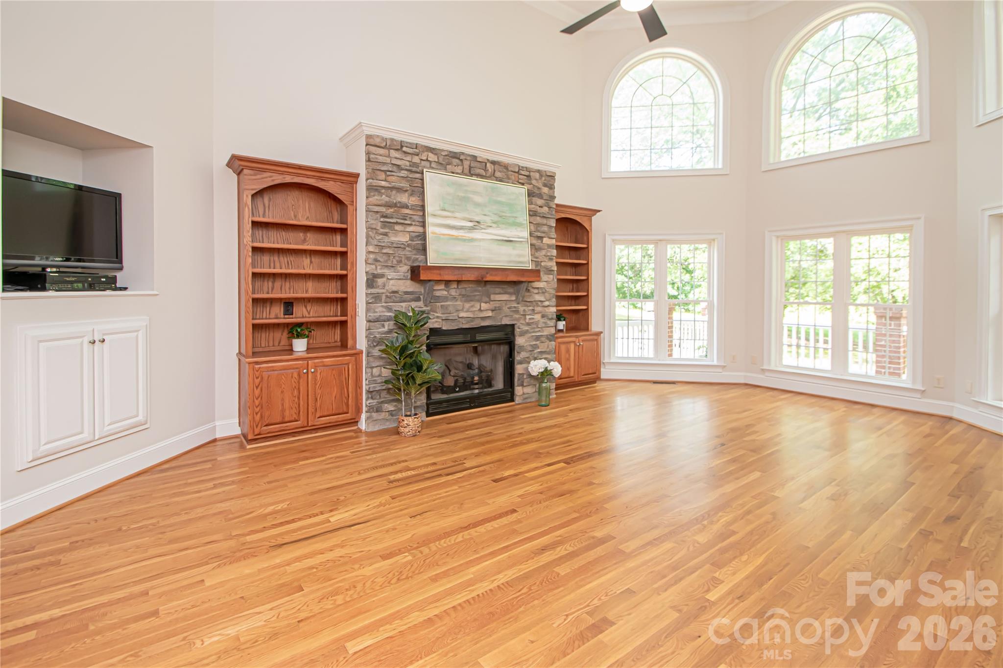 1015 Estate Lane Property Photo 22