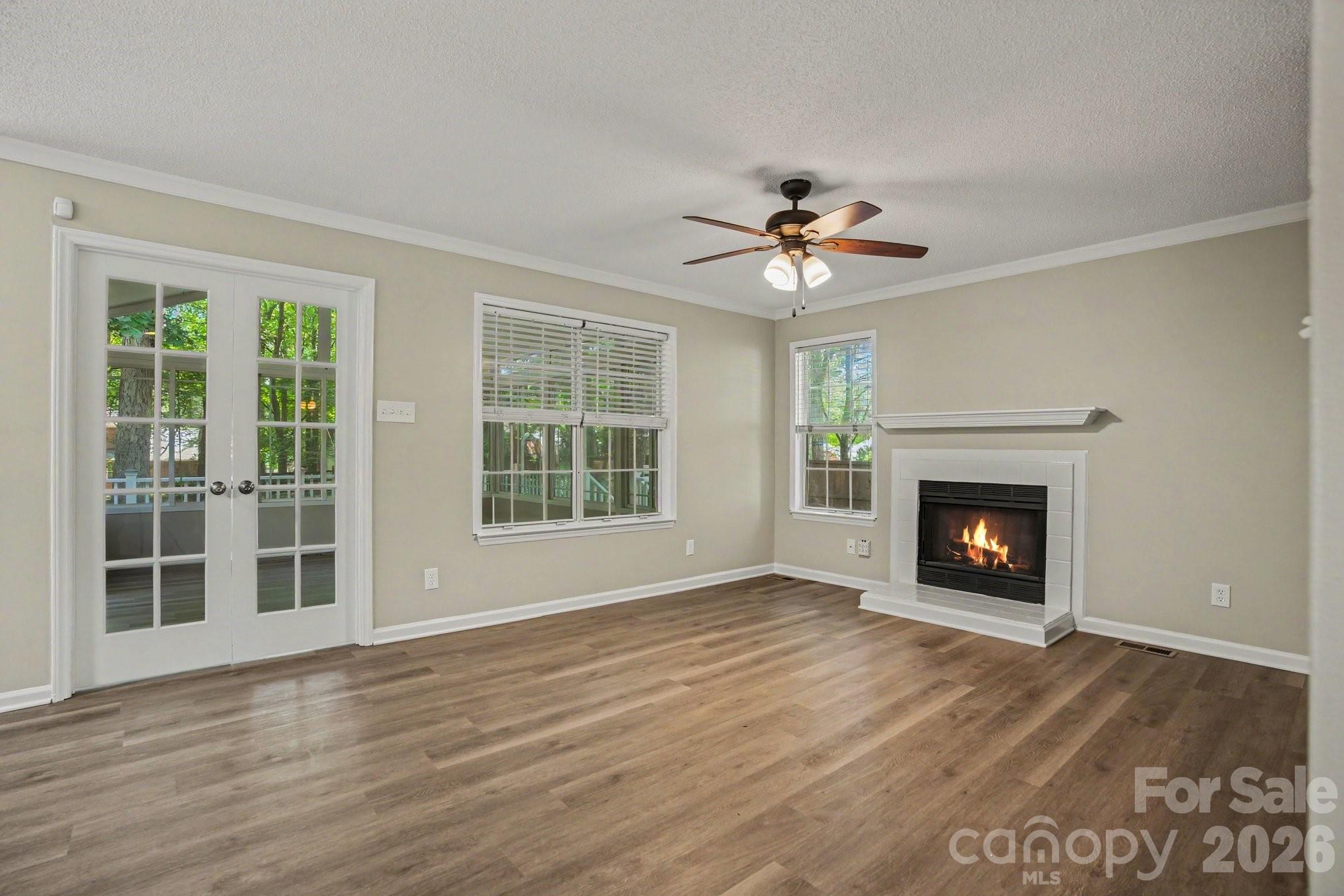 1255 Hawthorne Drive Property Photo 2