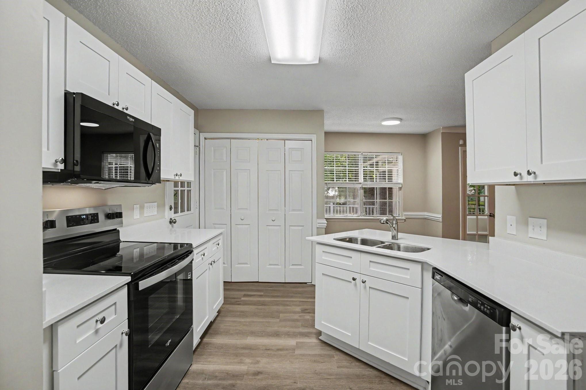 1255 Hawthorne Drive Property Photo 3