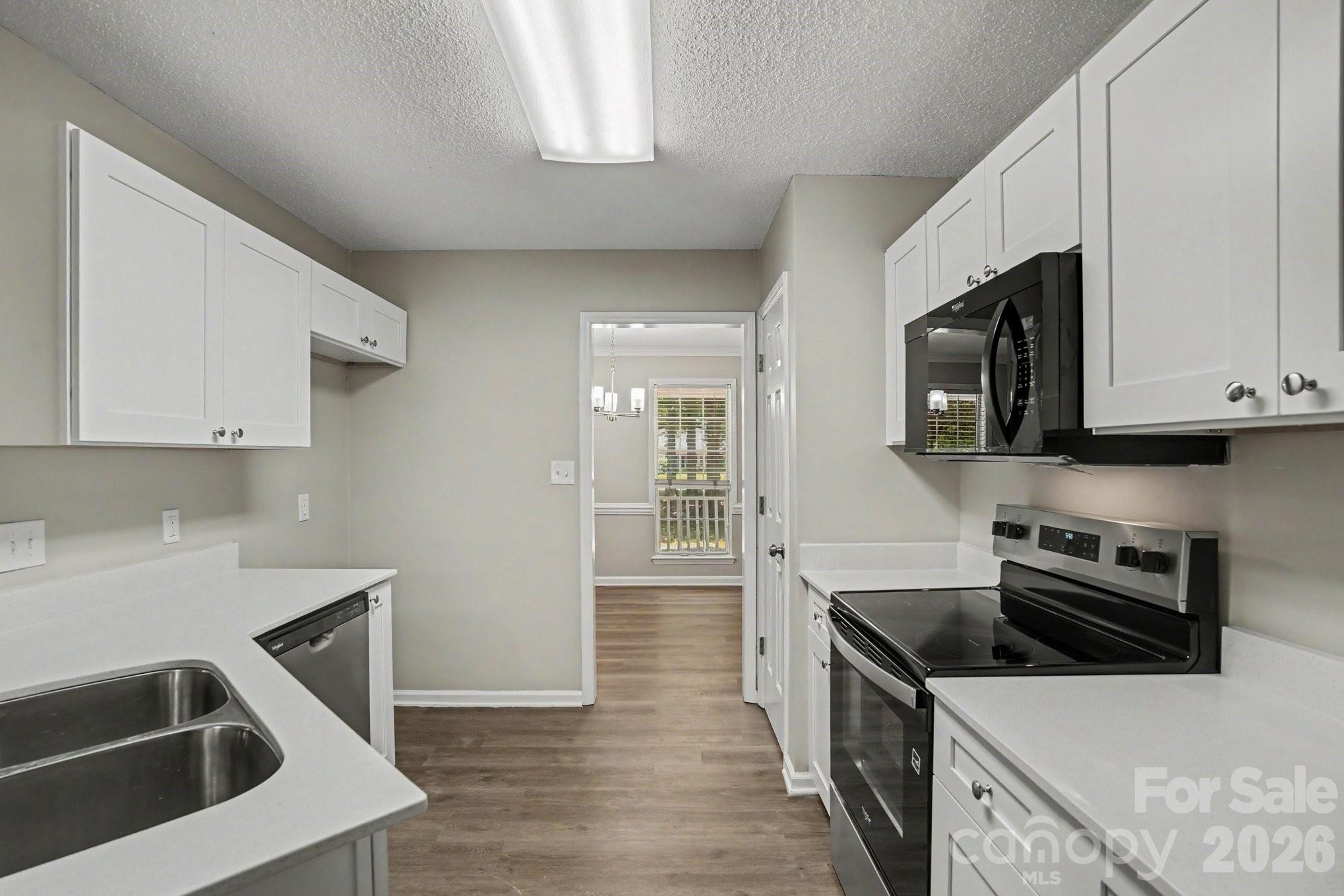 1255 Hawthorne Drive Property Photo 4