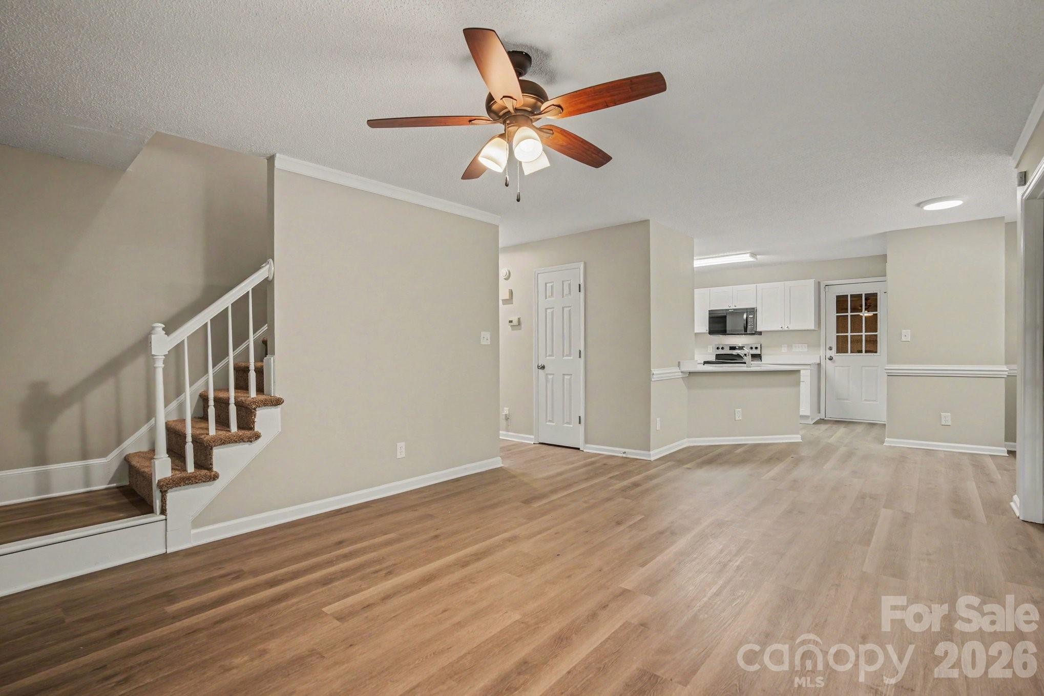 1255 Hawthorne Drive Property Photo 8
