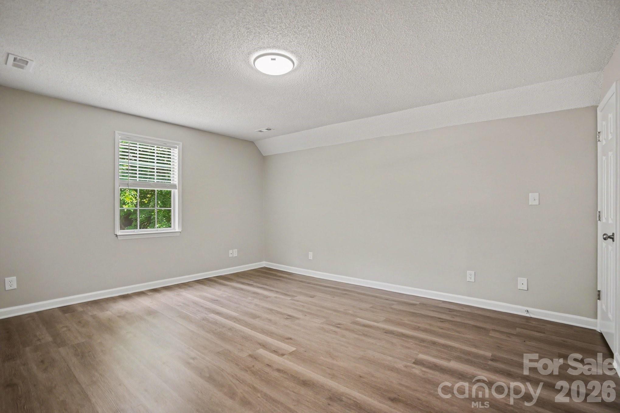 1255 Hawthorne Drive Property Photo 15