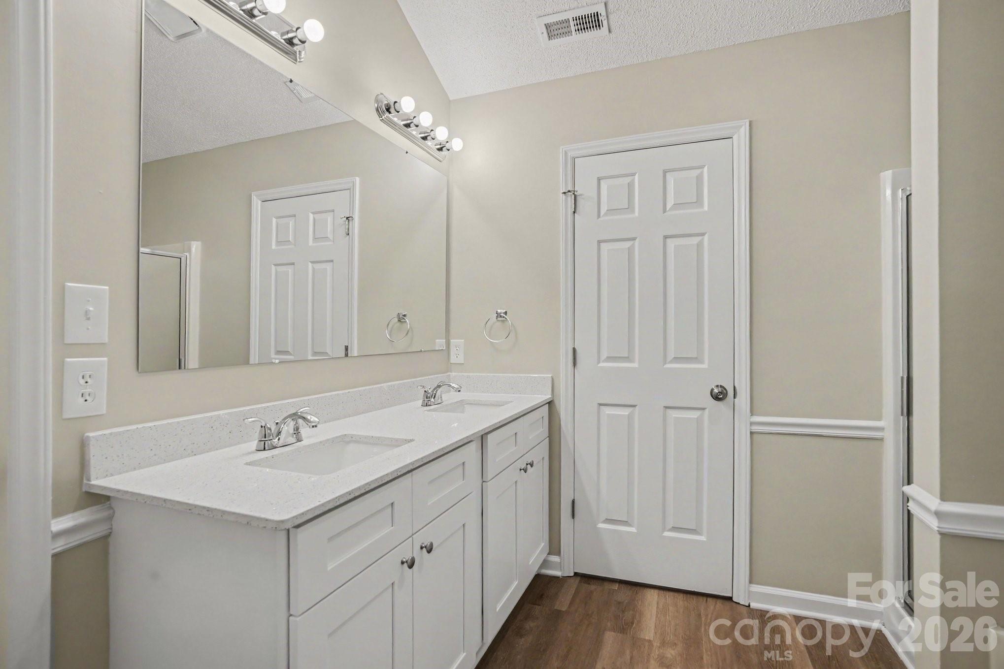 1255 Hawthorne Drive Property Photo 21
