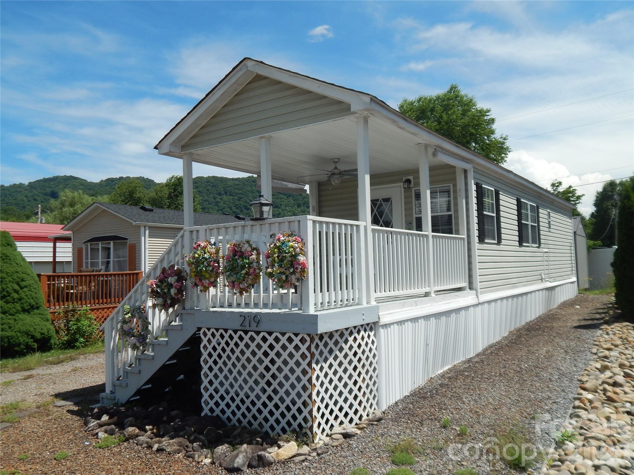 219 Pike Point Property Photo 1