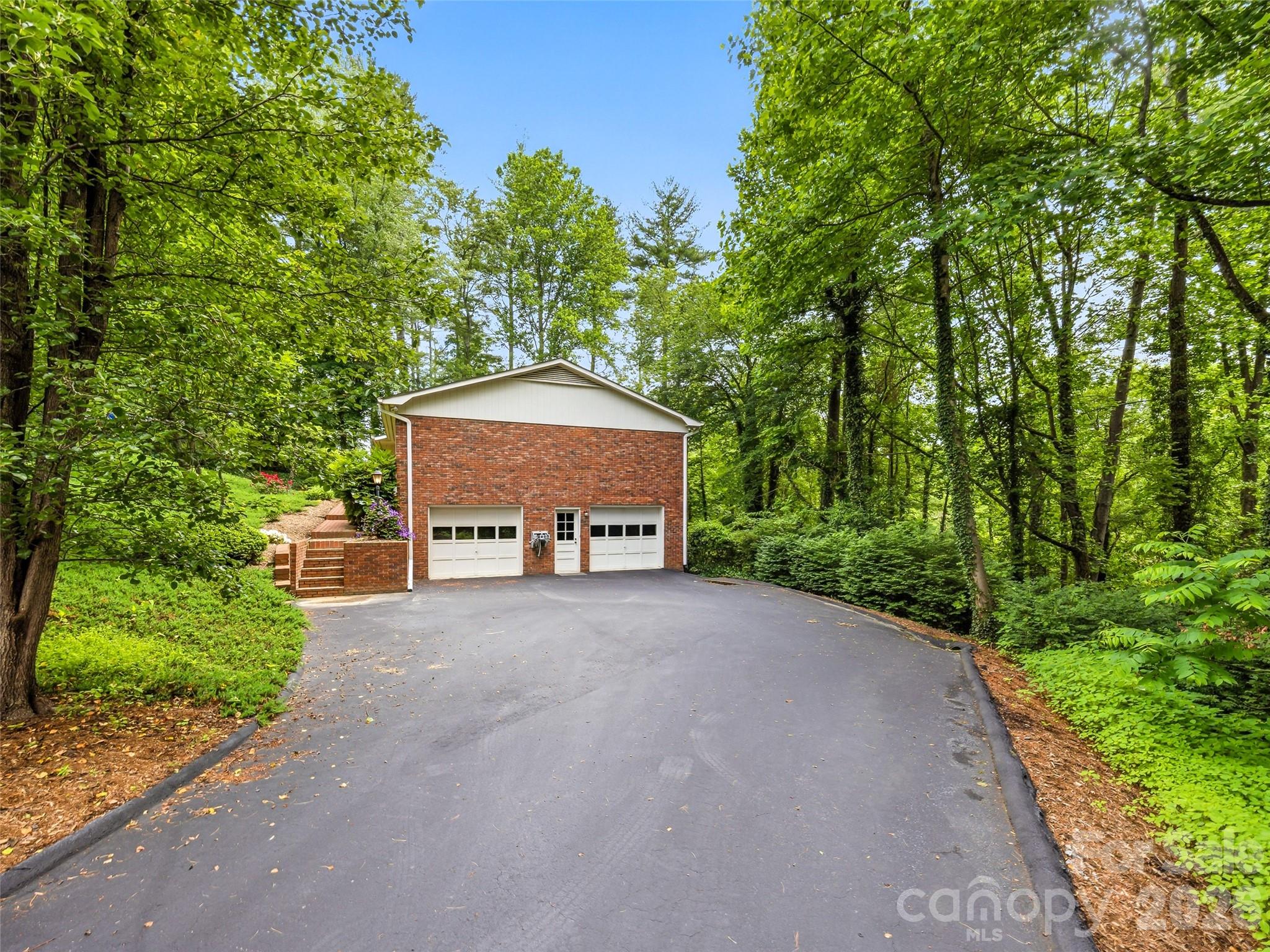 126 Surry Lane Property Photo 3