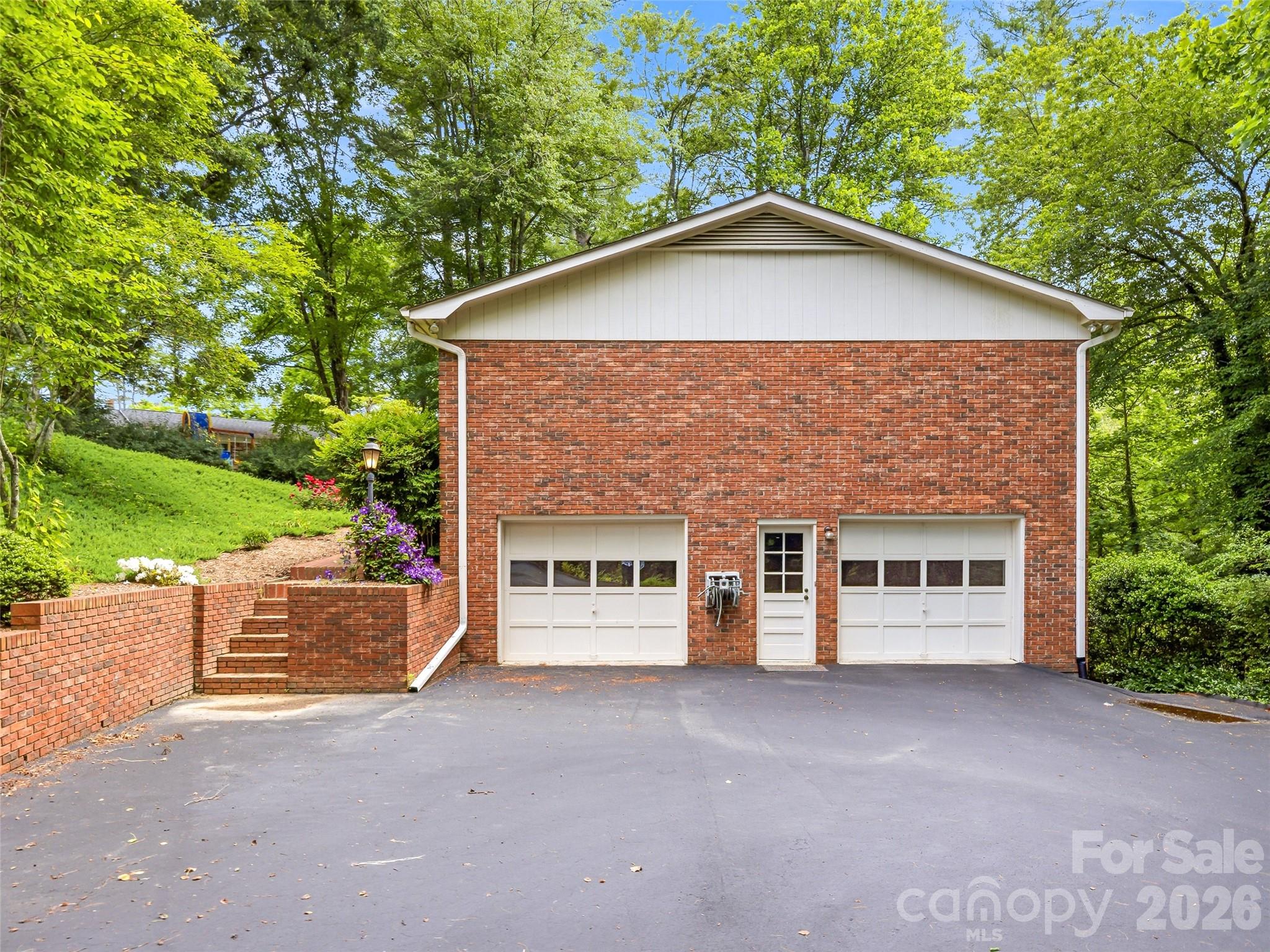126 Surry Lane Property Photo 4