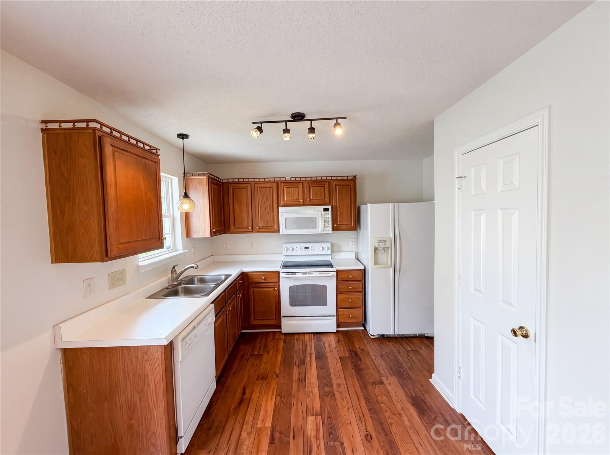 1841 Mission Oaks Street Property Photo 2